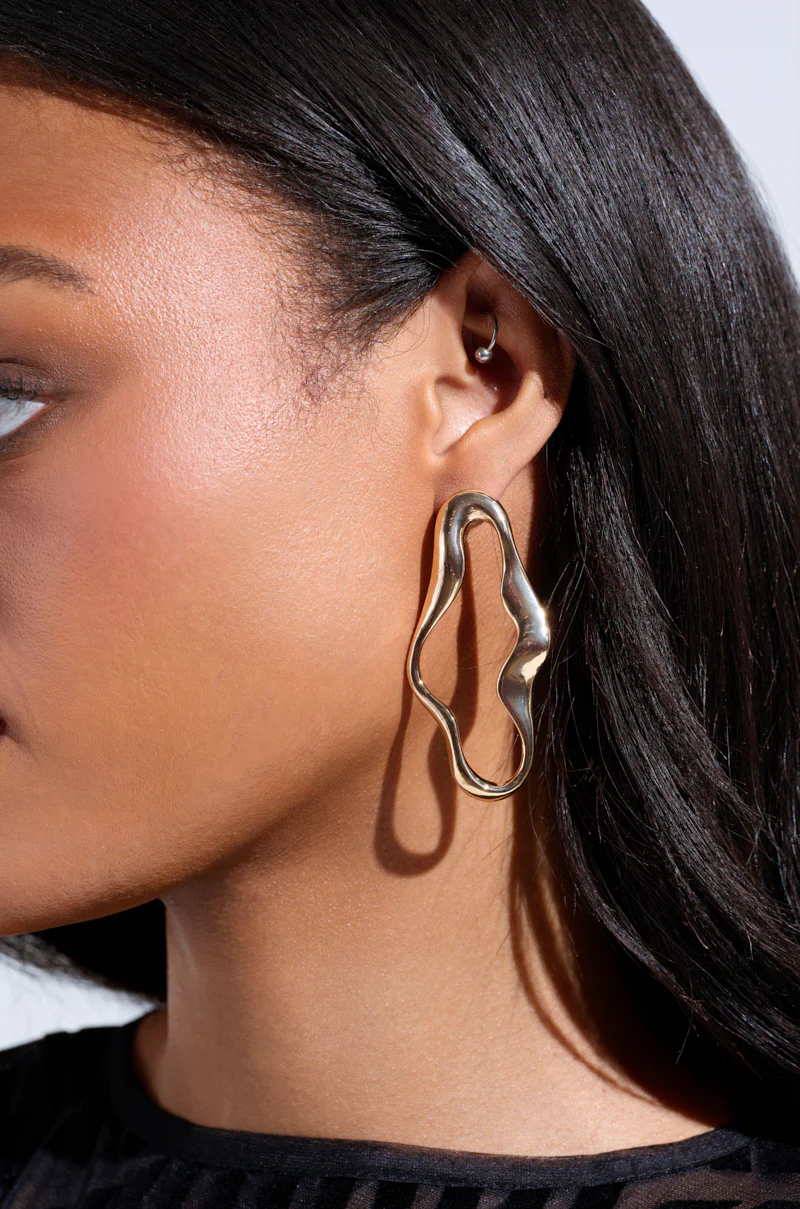 OUTTA SHAPE GOLD EARRING - Image 4