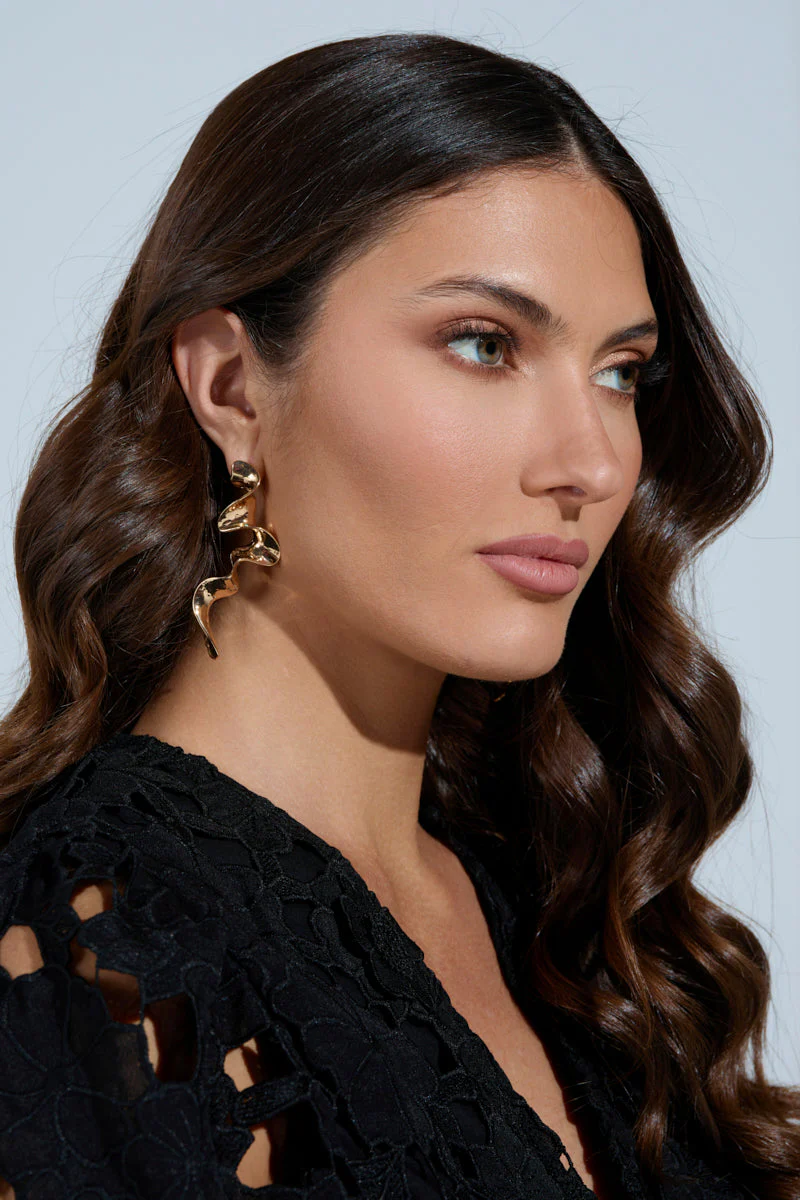 GOLD SQUIGGLES DANGLE EARRING - Image 2