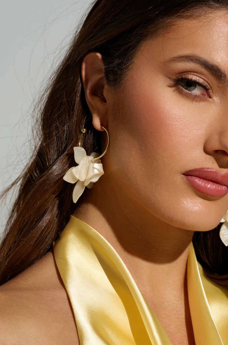 WHITE FLORAL HOOP EARRING - Image 4