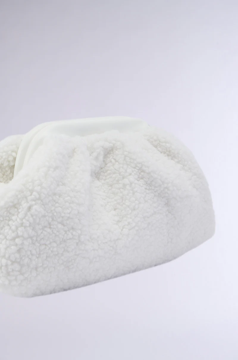 ESSENTIAL SHERPA CLUTCH - Image 4