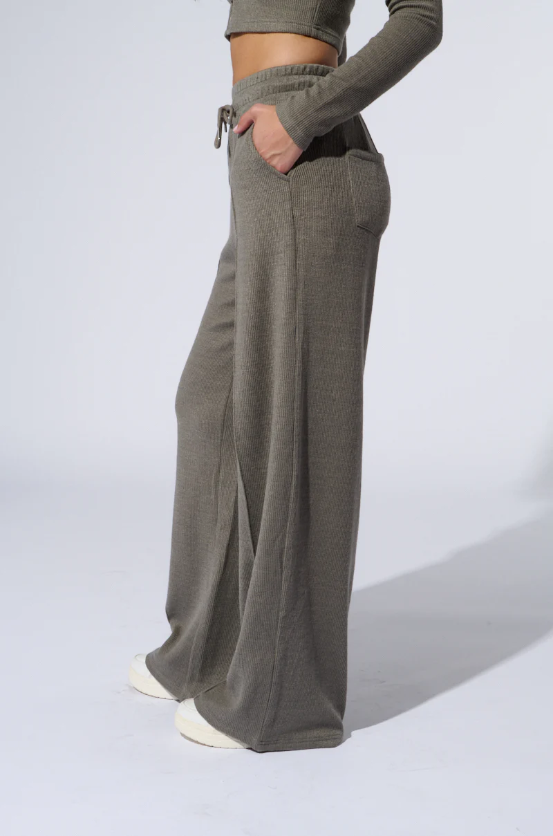 EYES ON ME WIDE LEG SWEAT PANT IN GREY - Image 3