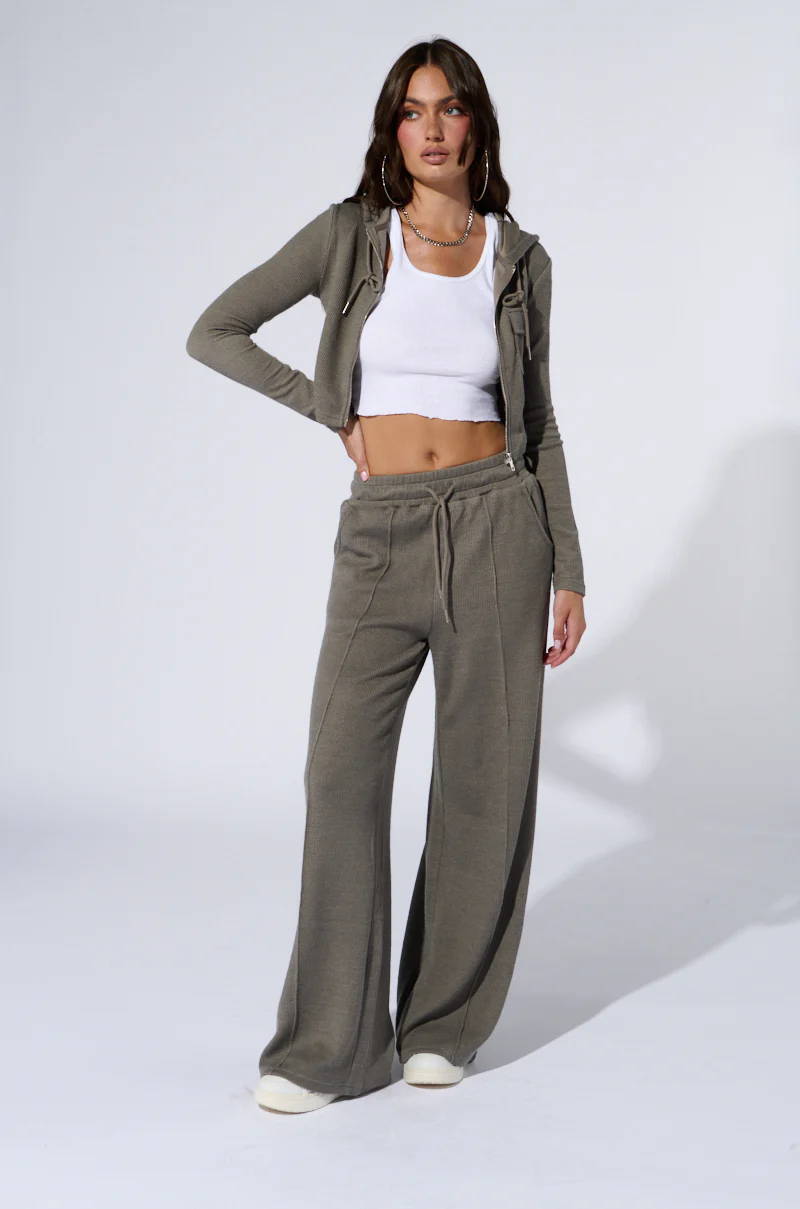 EYES ON ME WIDE LEG SWEAT PANT IN GREY - Image 6