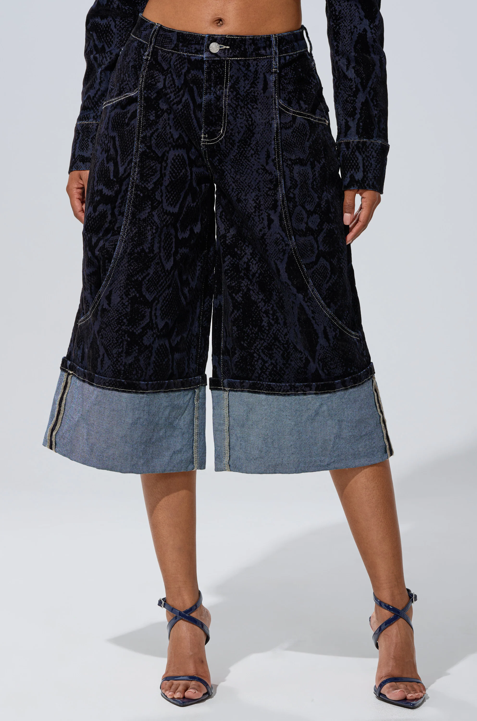FEELS LIKE MONEY DENIM BERMUDA SHORT - Image 3