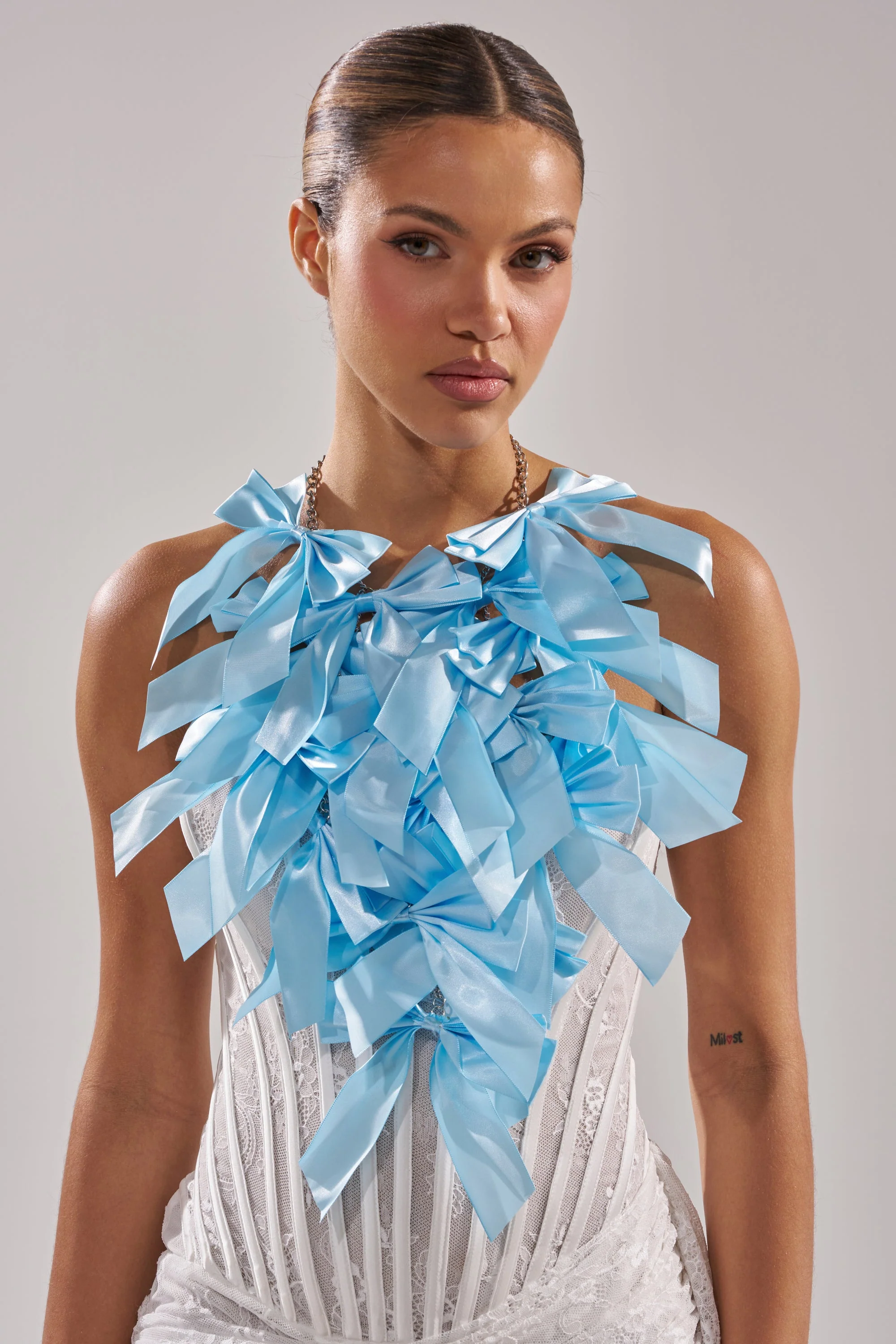 FEMME BOW STATEMENT NECKLACE