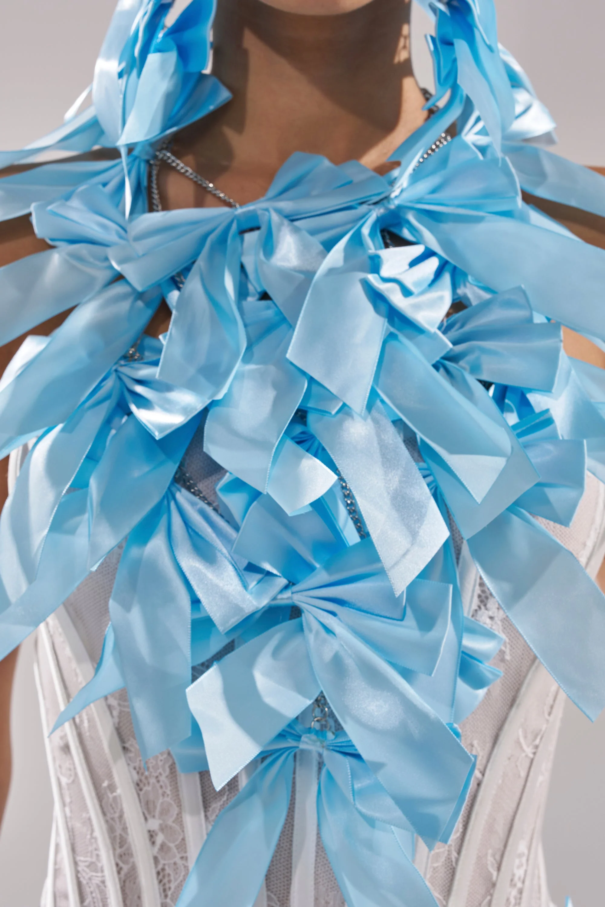 FEMME BOW STATEMENT NECKLACE - Image 2