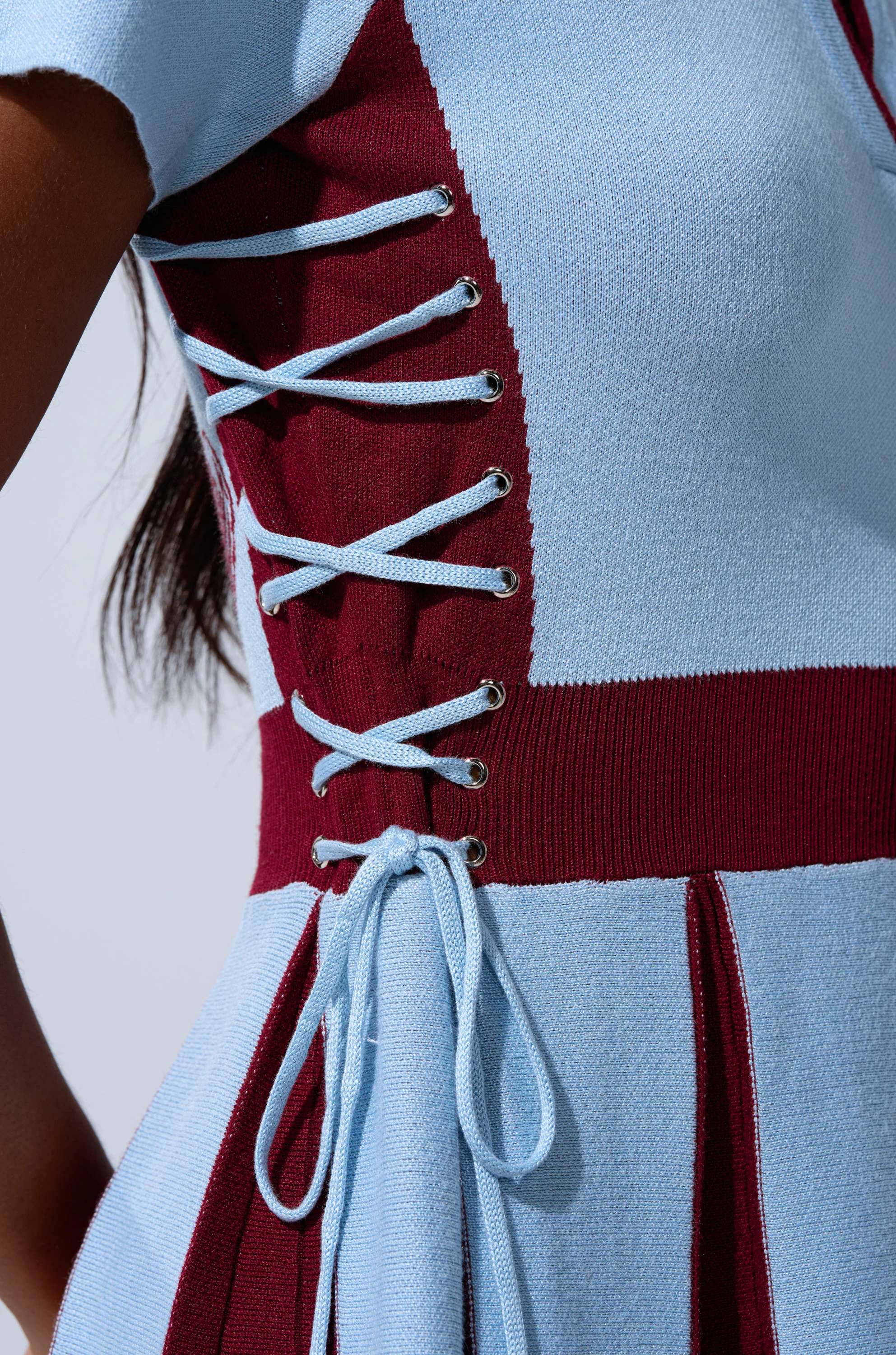 DREKE KNIT MINI DRESS IN BLUE AND BURGUNDY - Image 8
