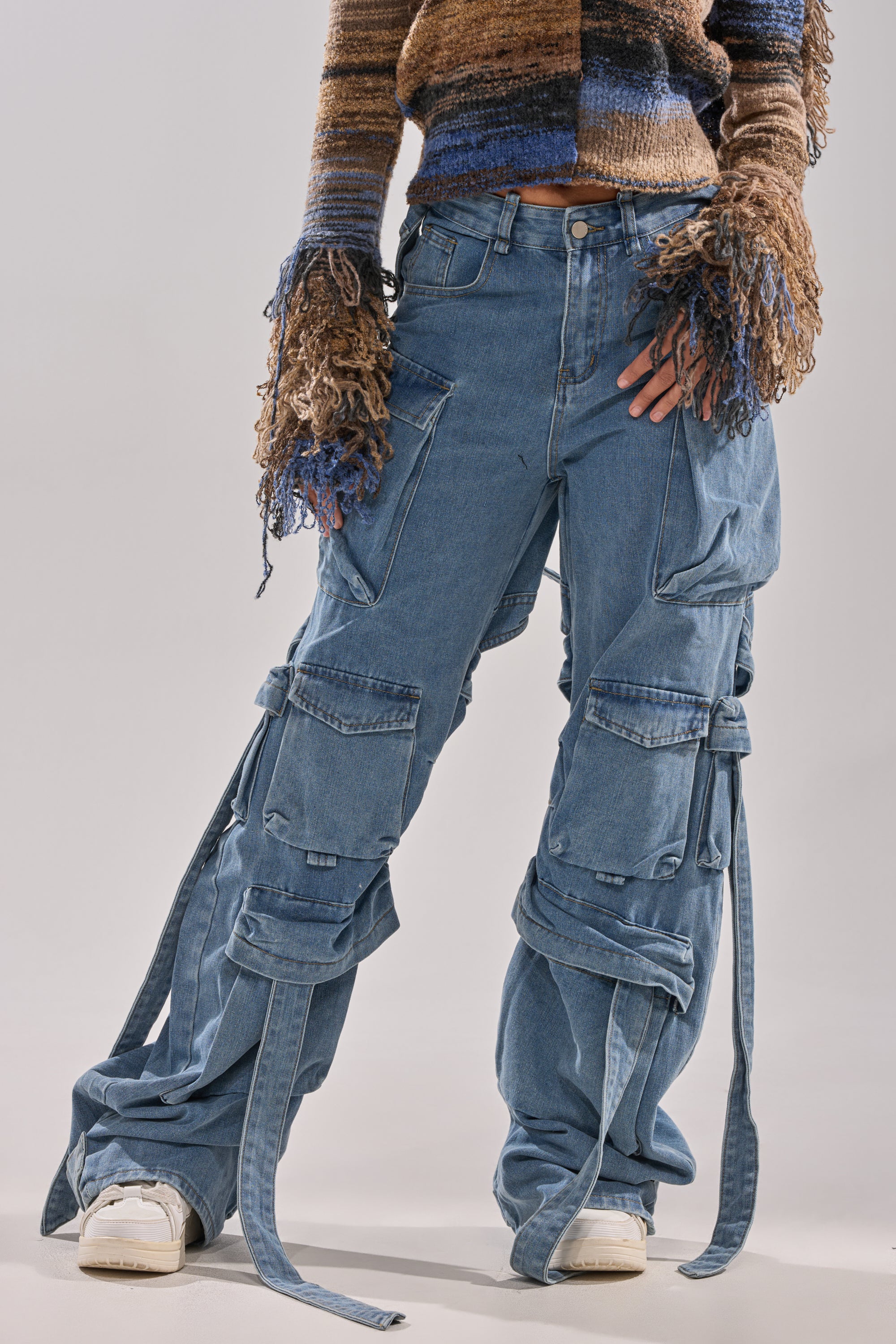 CHECK OUT THE BACK CUTOUT RELAXED DENIM - Image 3