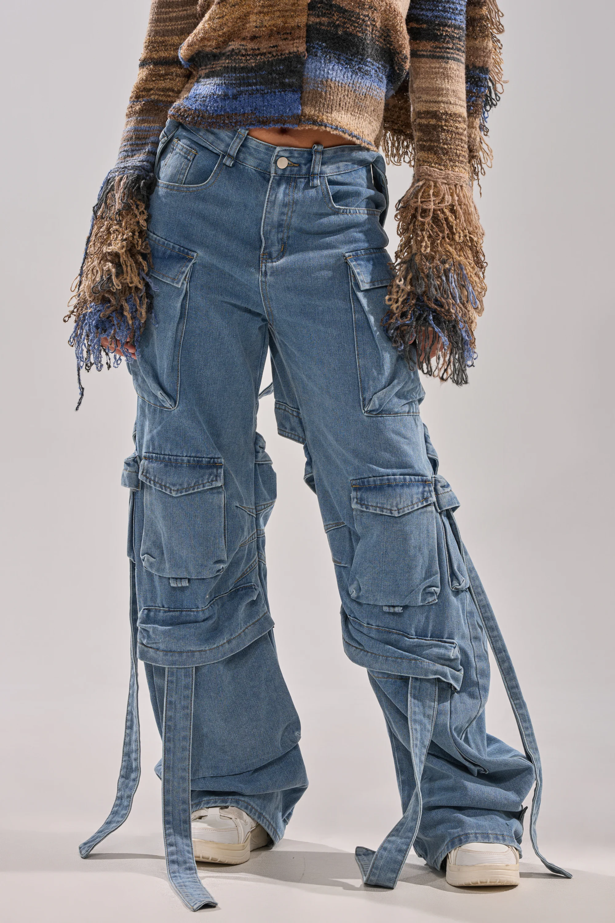 CHECK OUT THE BACK CUTOUT RELAXED DENIM - Image 4
