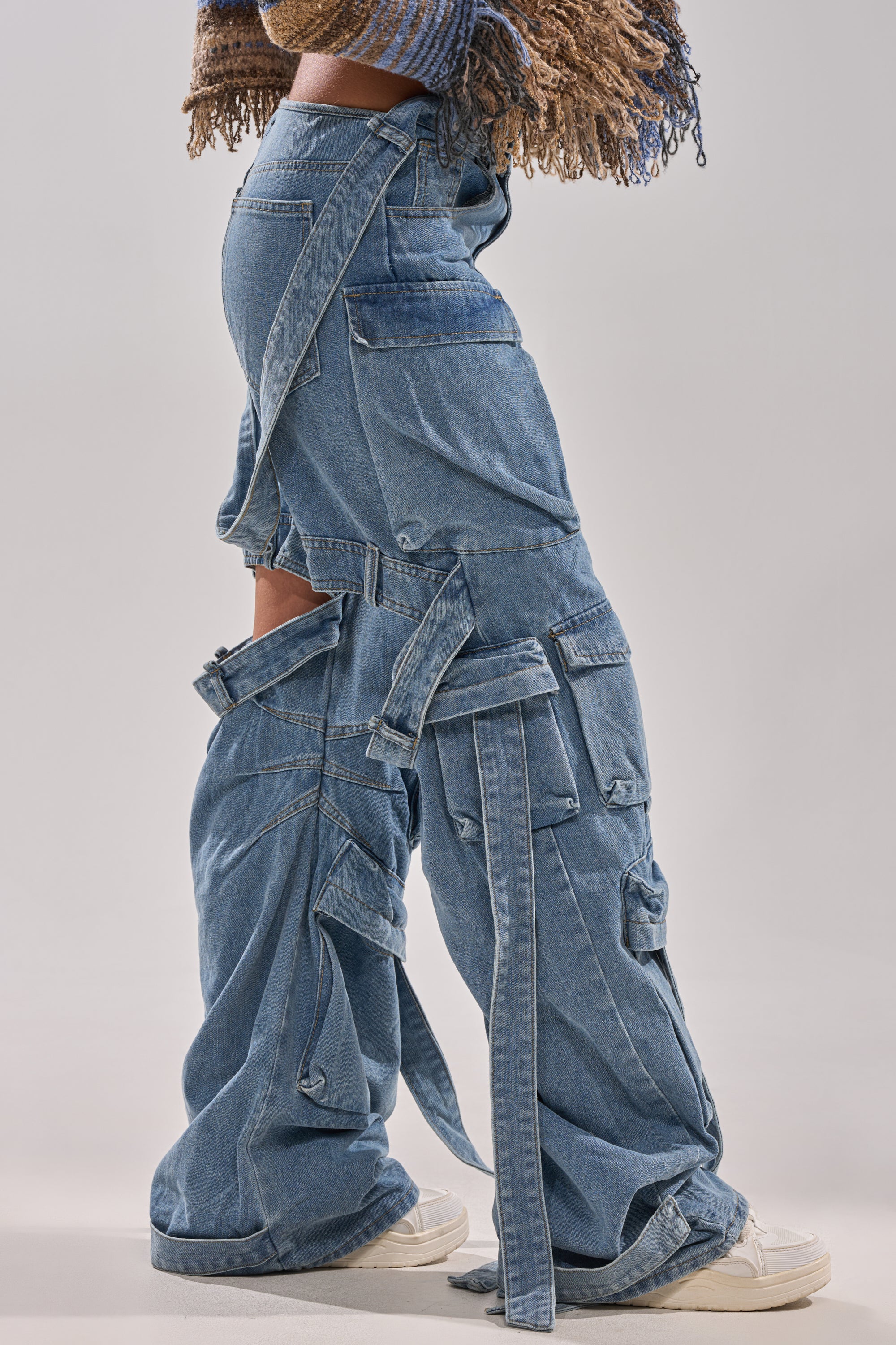 CHECK OUT THE BACK CUTOUT RELAXED DENIM - Image 6