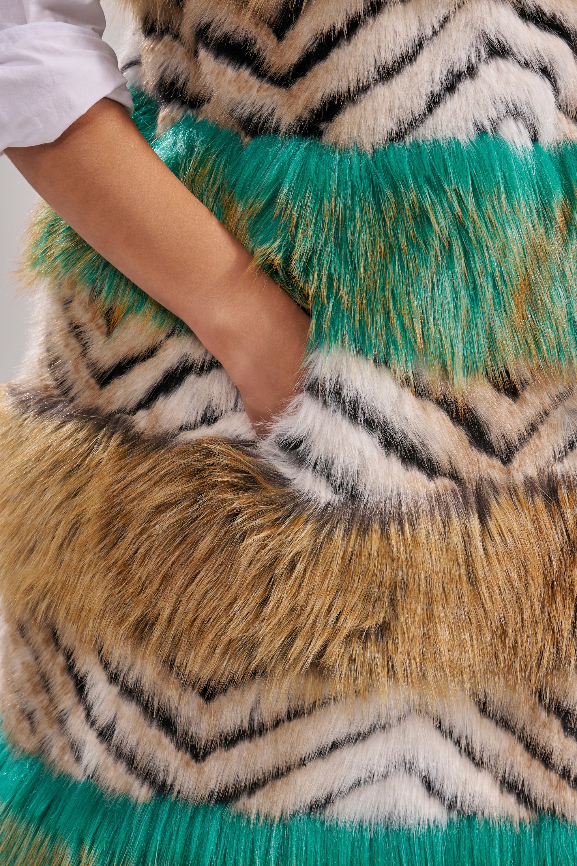 HYDE PARK FAUX FUR VEST - Image 10