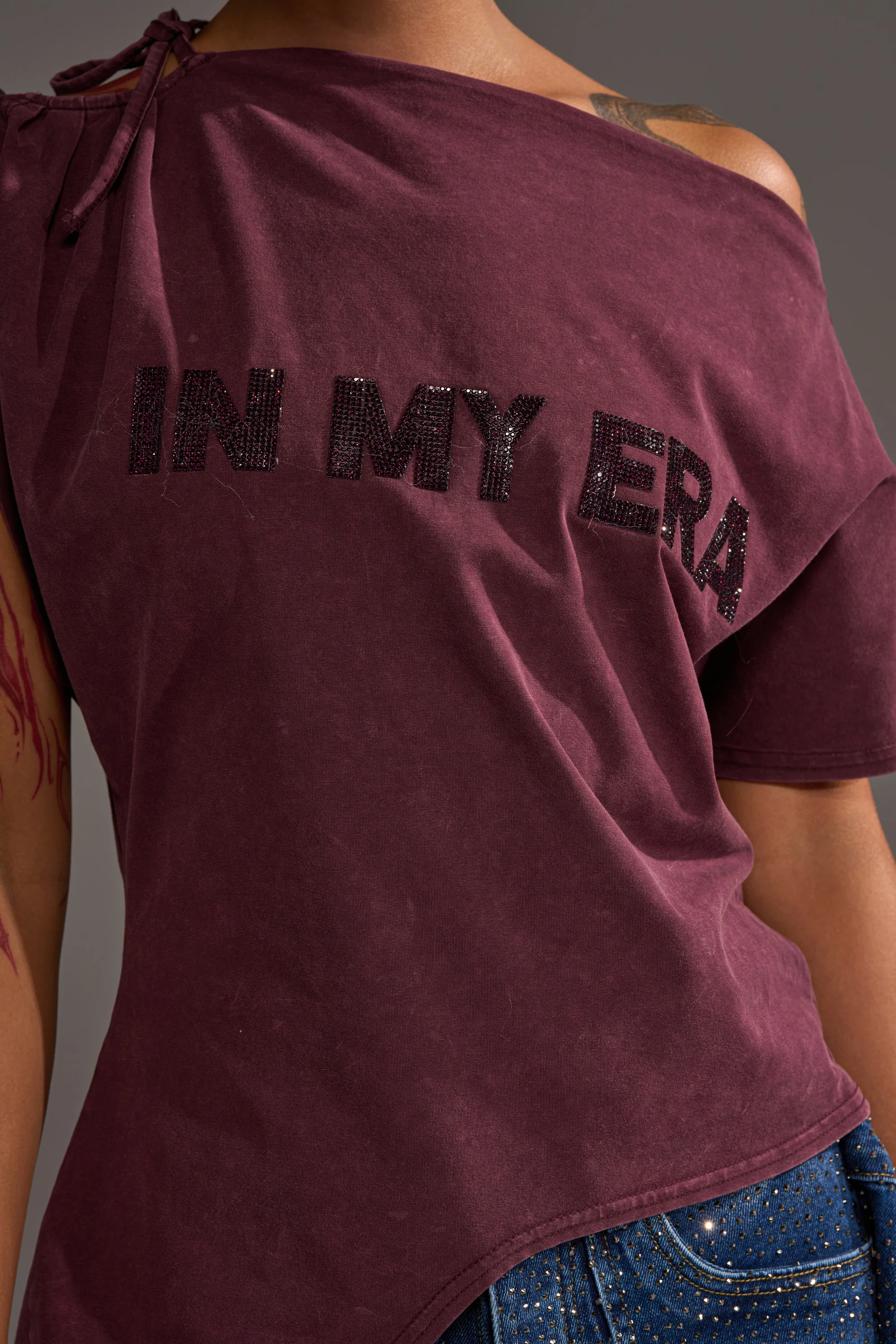 IN MY ERA OFF-THE-SHOULDER TEE - Image 9