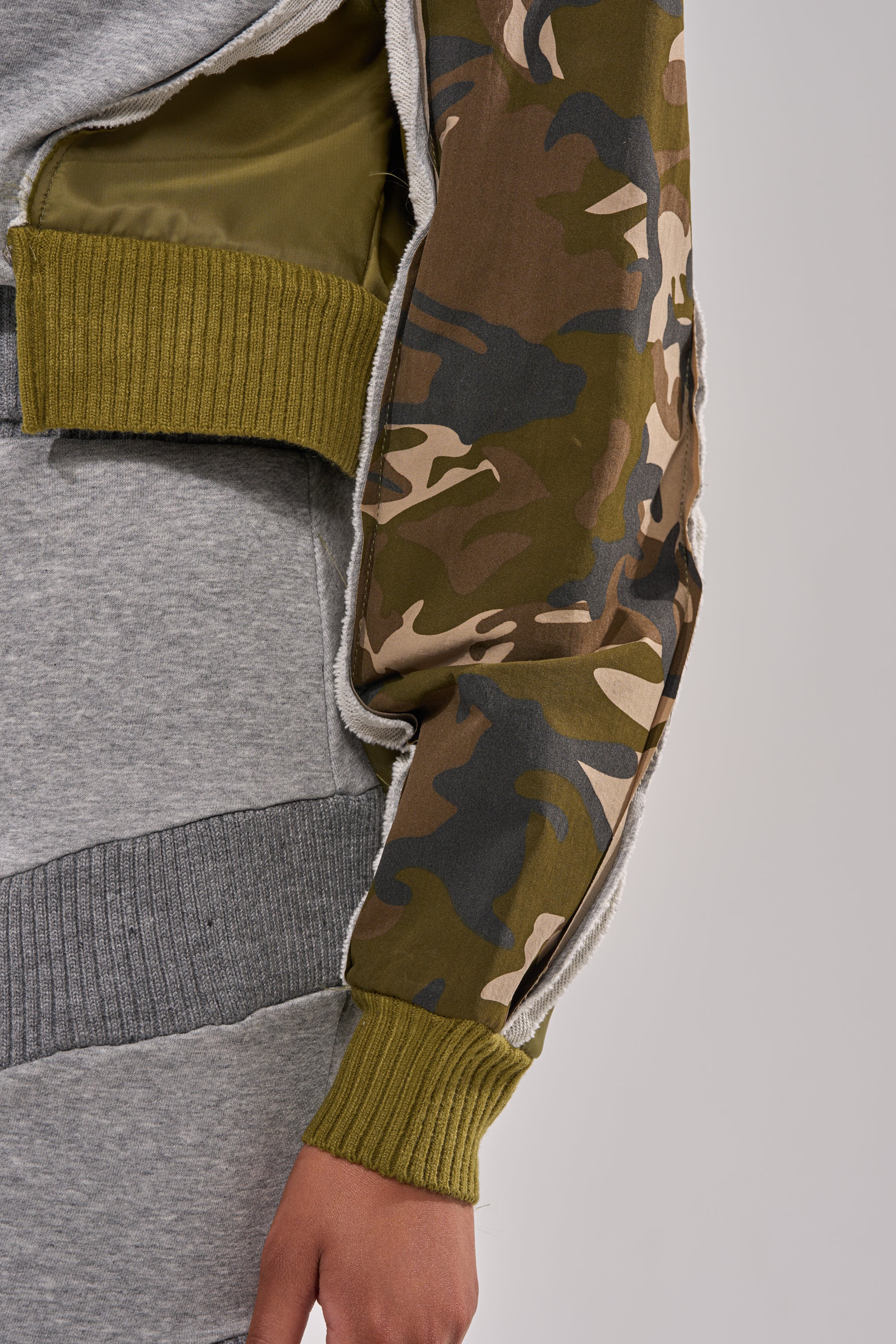 INES COLORBLOCKED SWEATSHIRT - Image 7