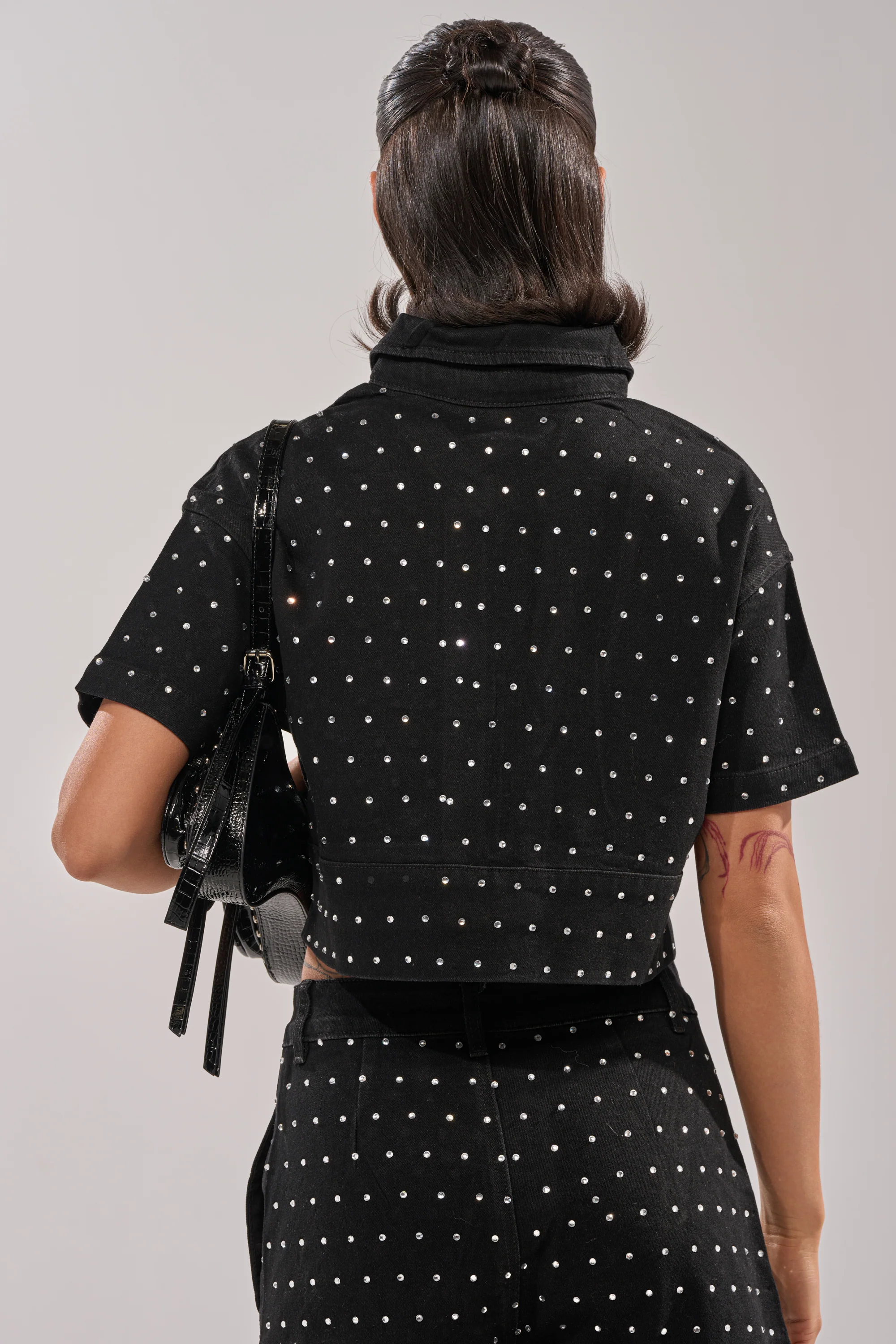ITS GIVING DENIM RHINESTONE BUTTON DOWN - Image 4