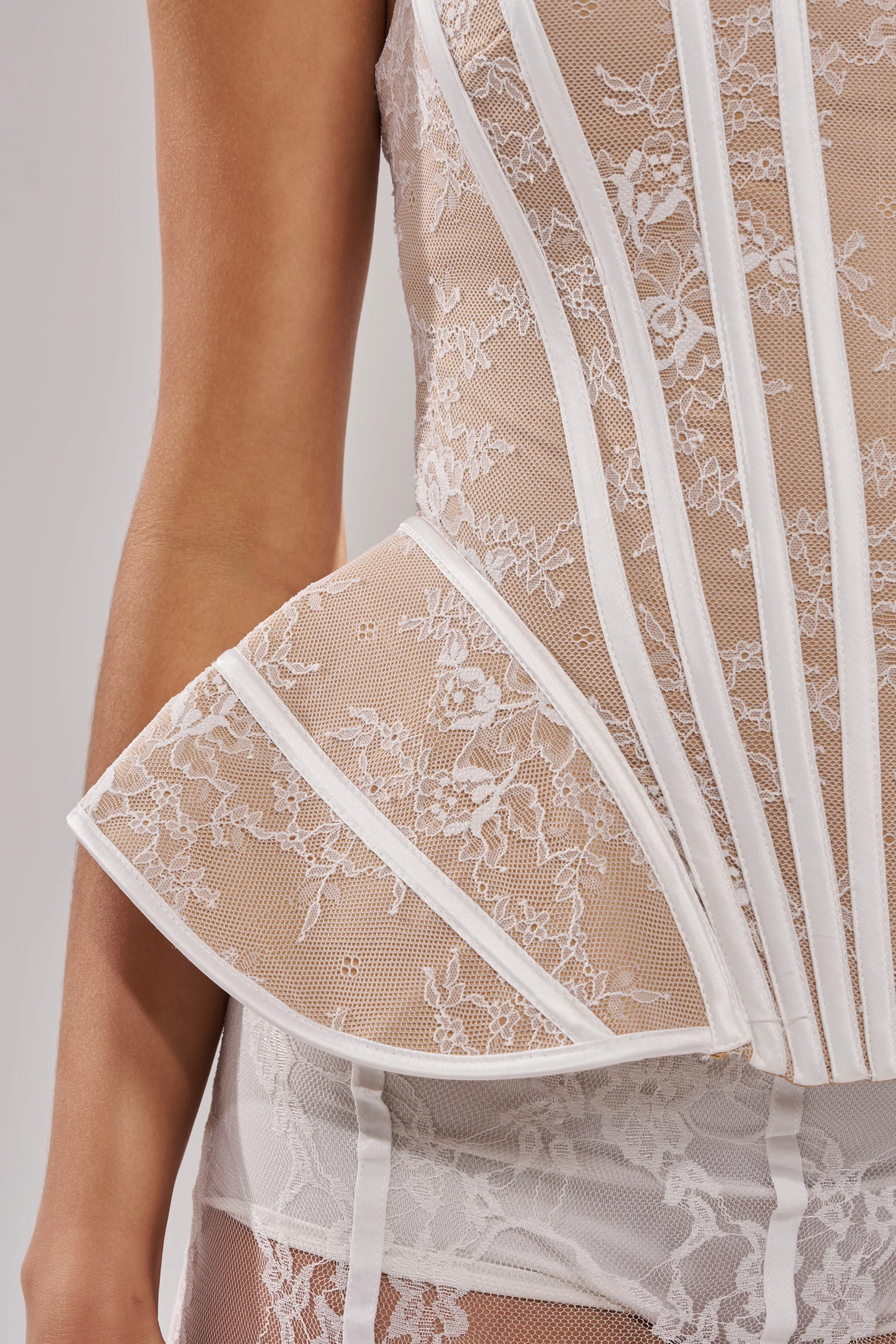 JUST A GIRL LACE CORSET IN WHITE - Image 7
