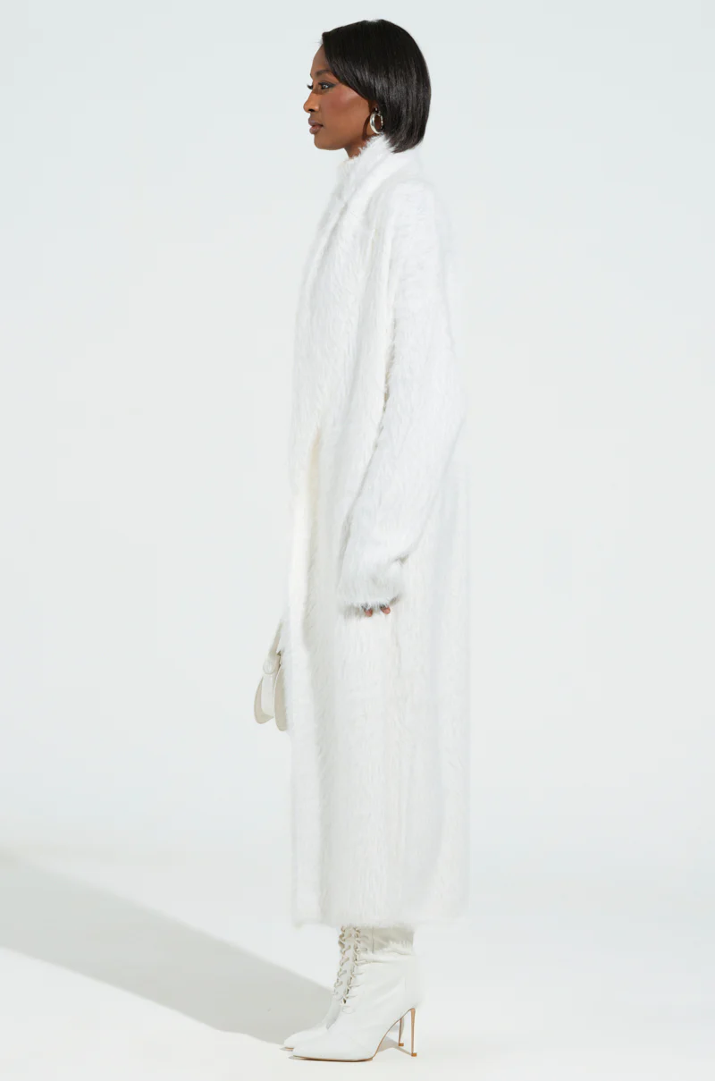 KYLIE FUZZY CARDIGAN IN WHITE - Image 4