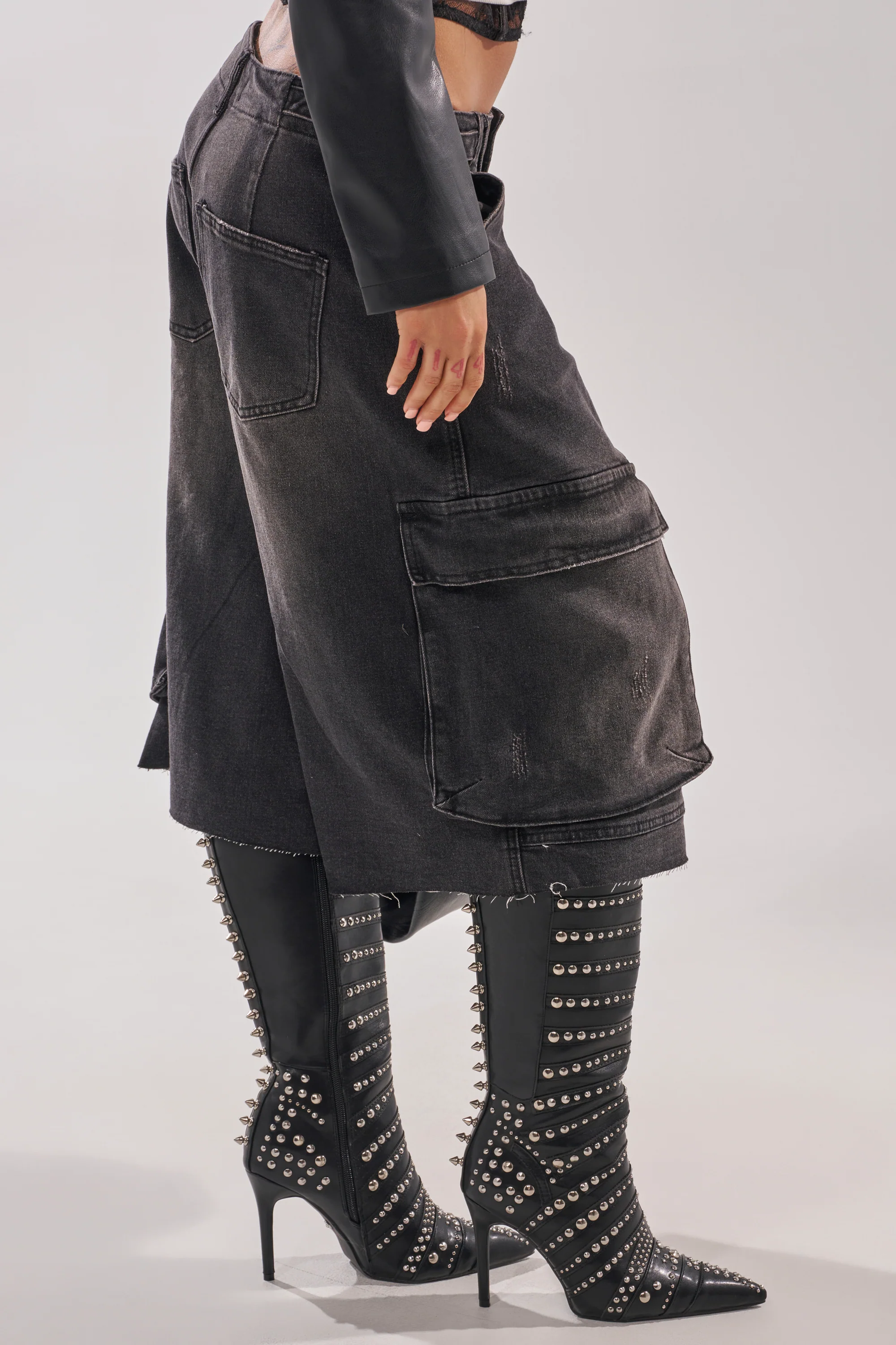 LANA DENIM JORT IN BLACK WASH DENIM - Image 3