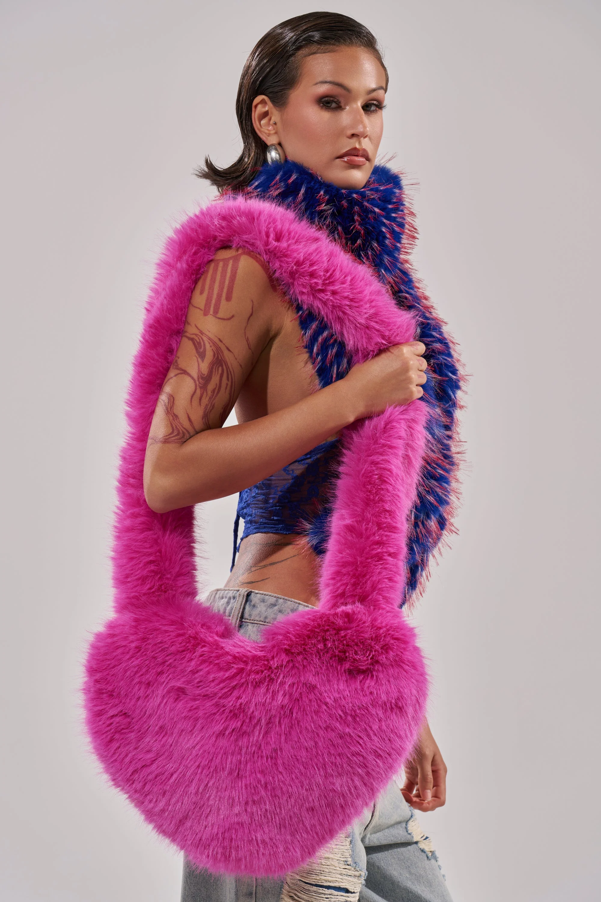 LANA FAUX FUR HEART BAG IN PINK - Image 5