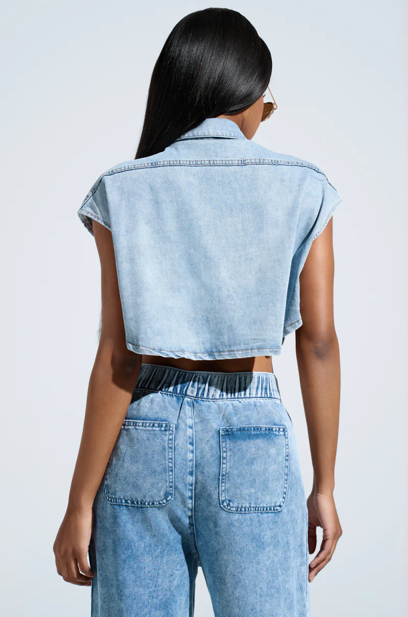 LEXI LIGHTWEIGHT BUTTON DOWN TOP - Image 4
