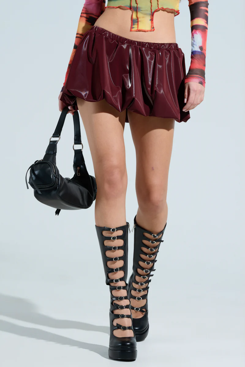 LIQUID BUBBLE MINI SKIRT IN BURGUNDY - Image 2