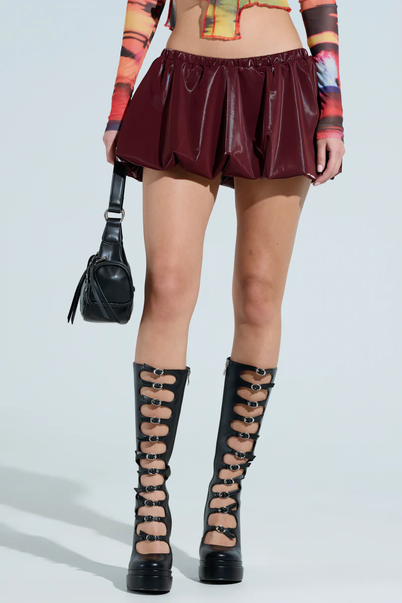 LIQUID BUBBLE MINI SKIRT IN BURGUNDY - Image 3