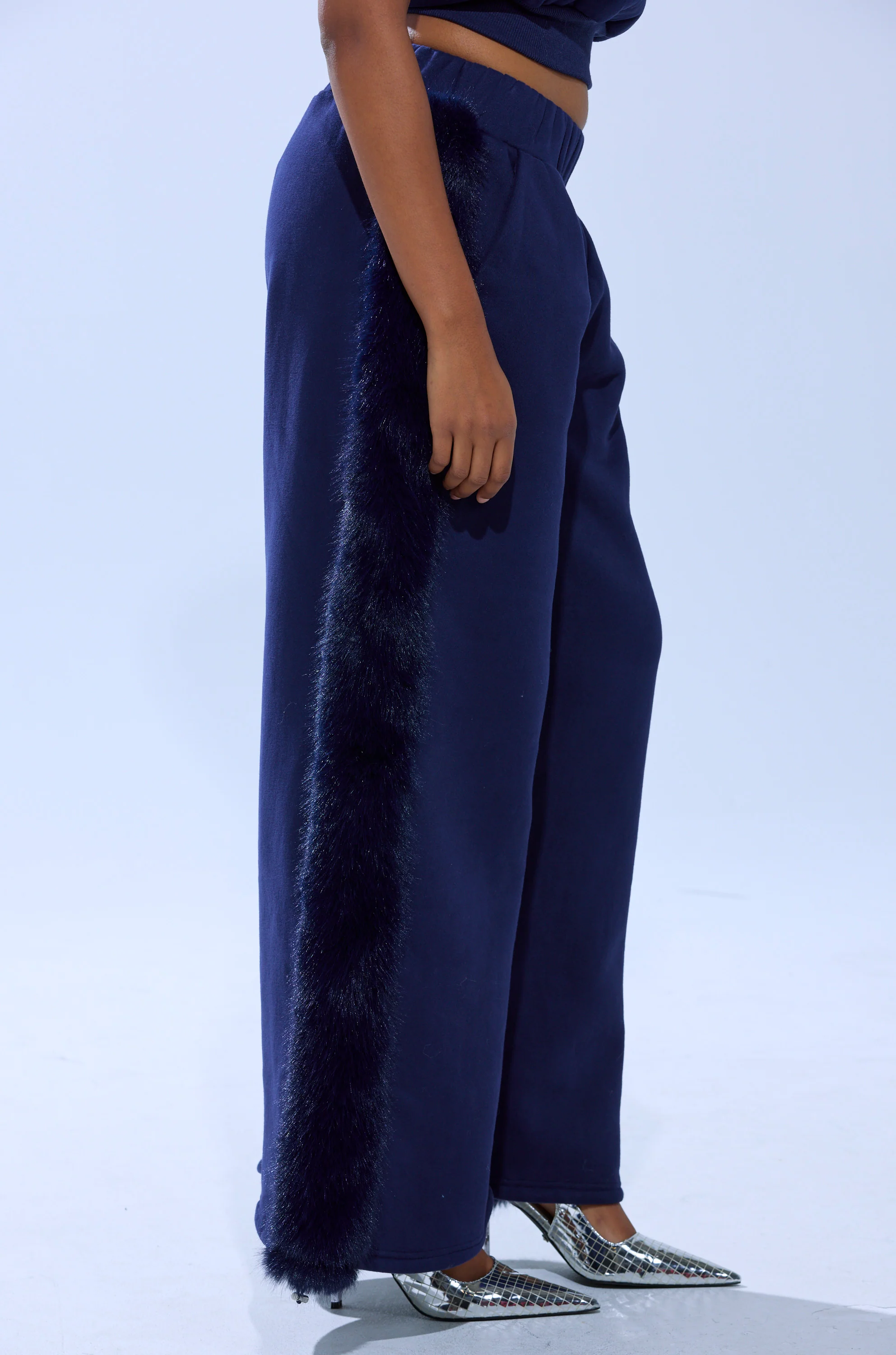 LUXE FUR JOGGER IN NAVY - Image 6