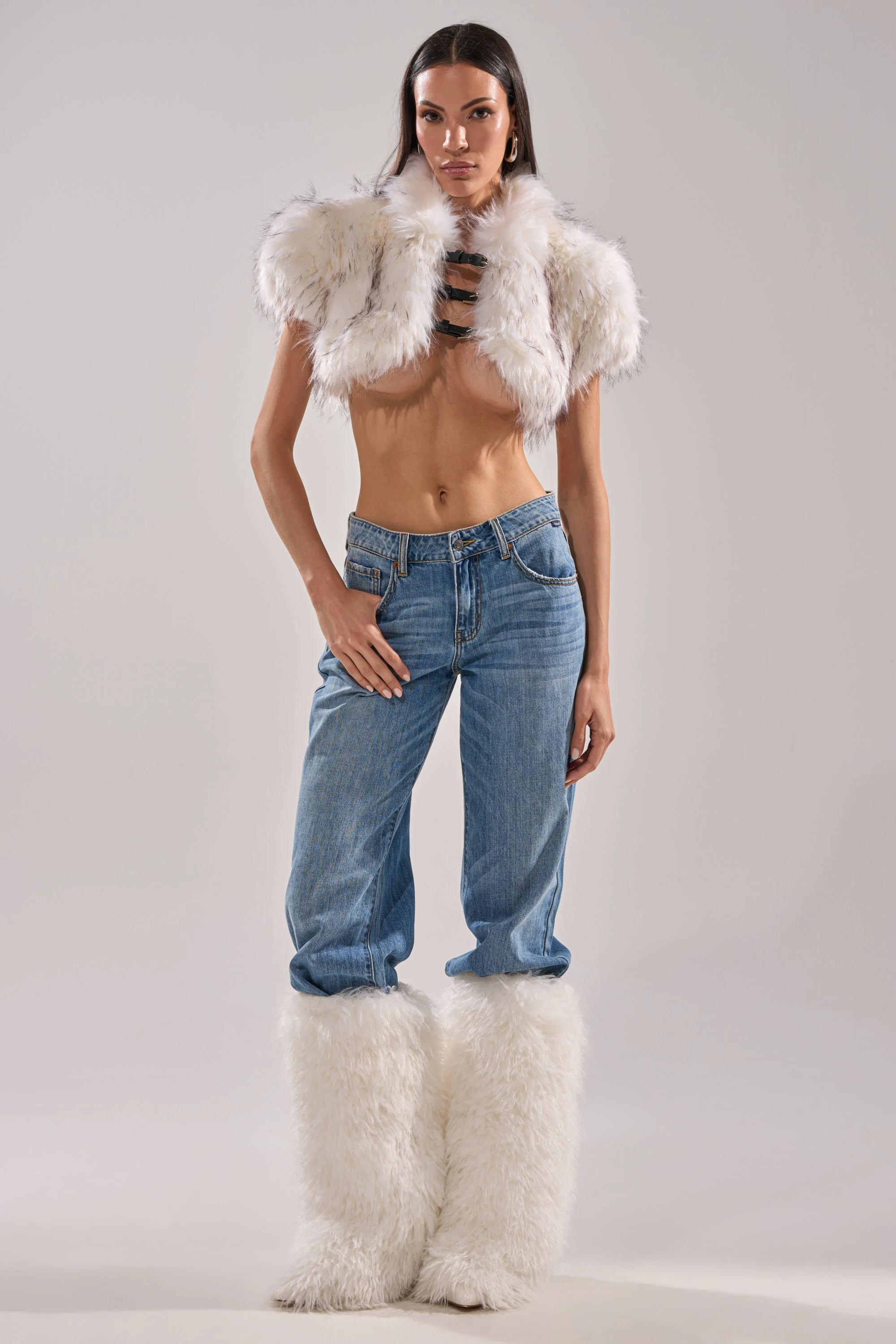 LUXE LIFE FAUX FUR SHAWL IN WHITE - Image 5