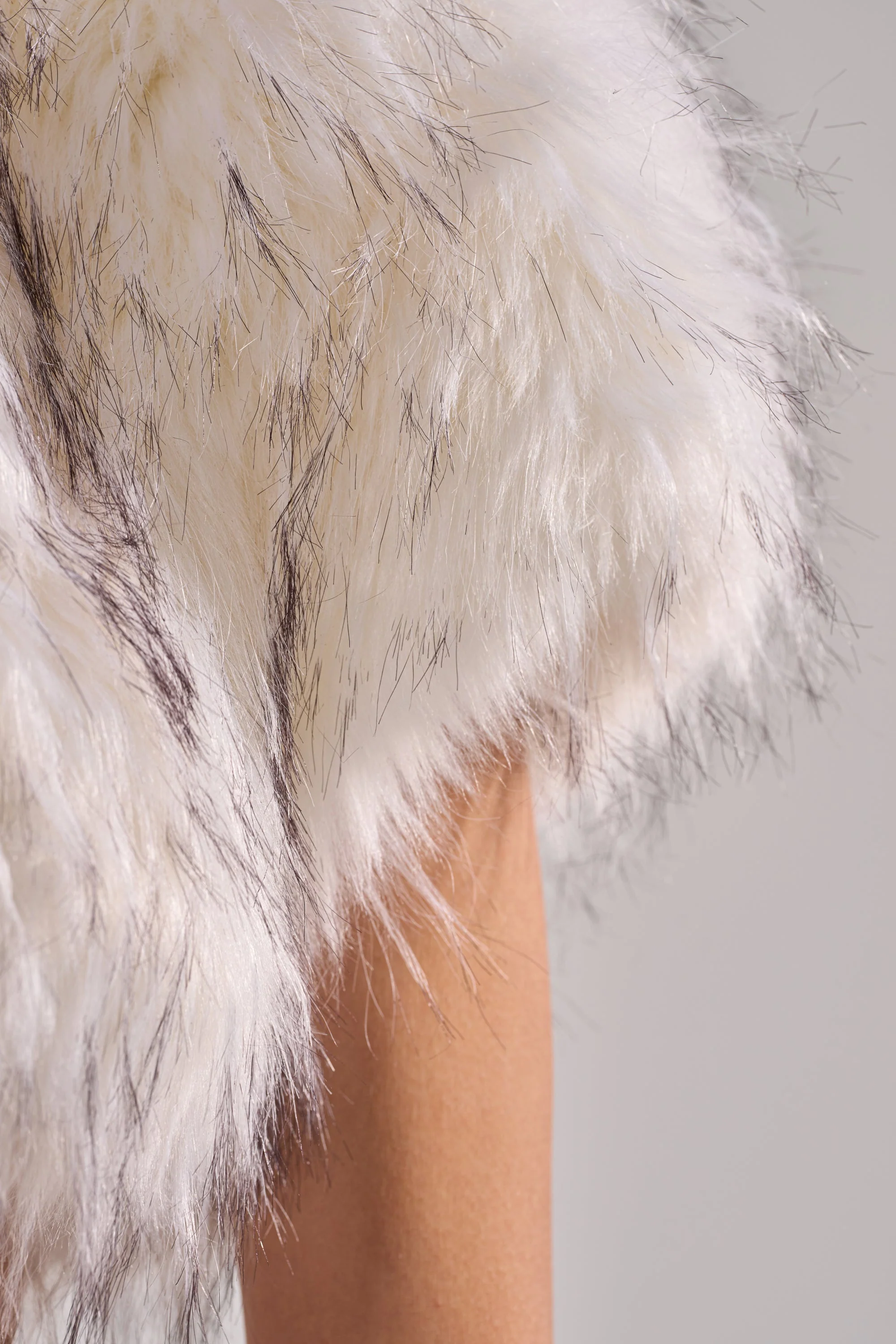 LUXE LIFE FAUX FUR SHAWL IN WHITE - Image 8