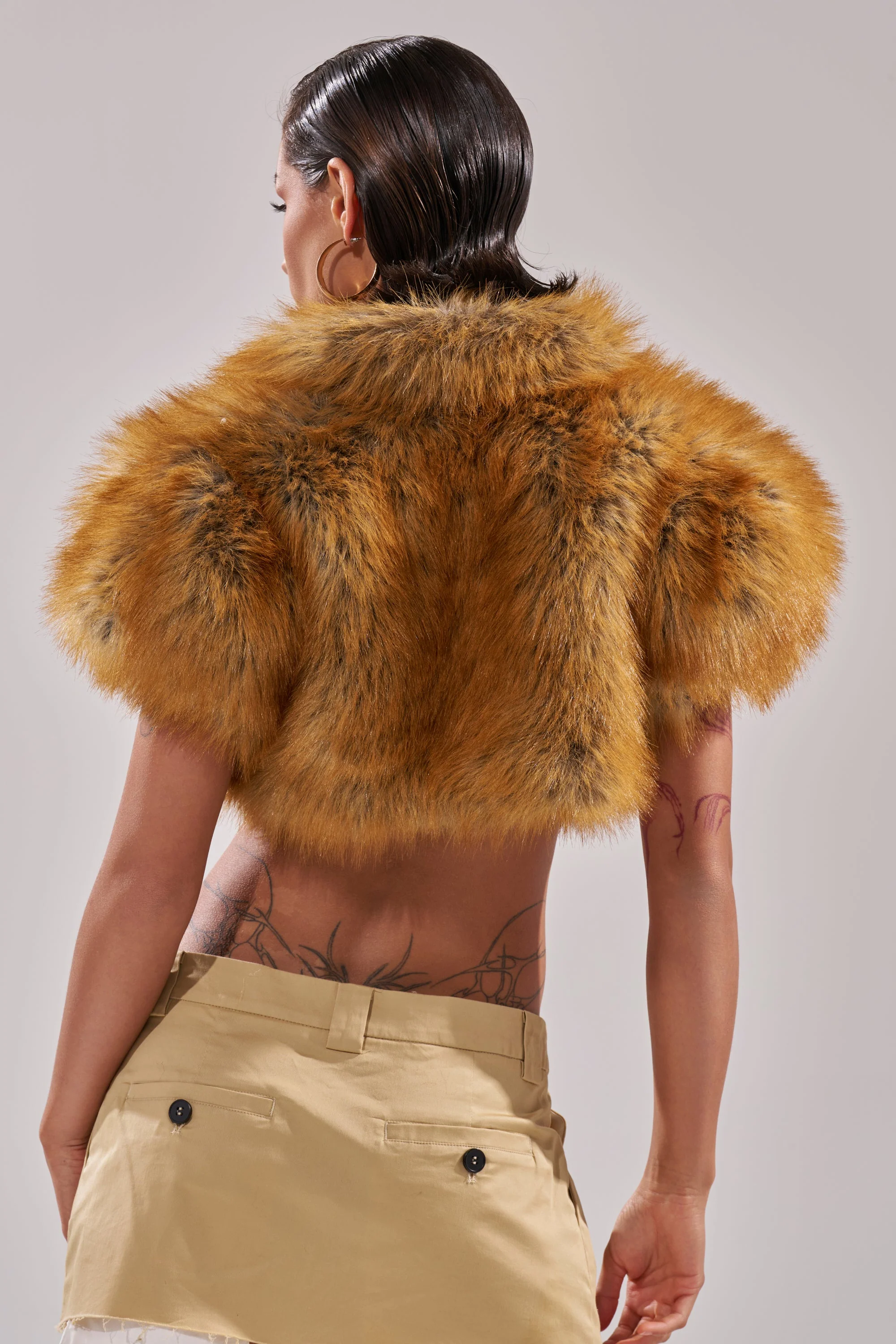 LUXE LIFE FAUX FUR SHAWL IN BROWN - Image 6