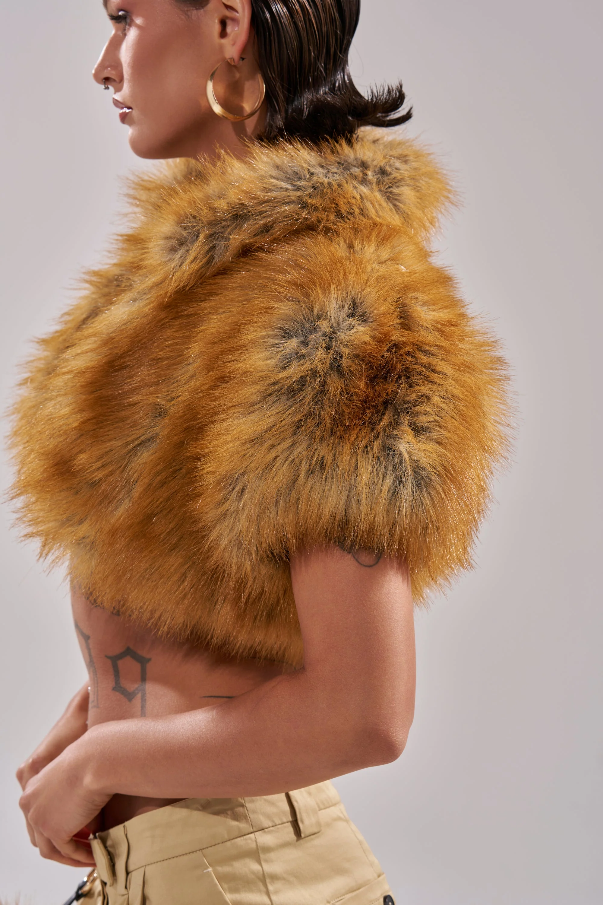 LUXE LIFE FAUX FUR SHAWL IN BROWN - Image 7