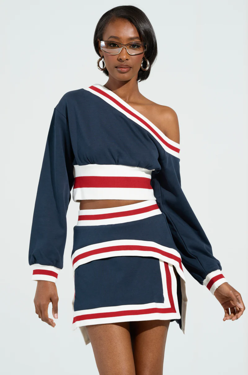 MAEVE OFF THE SHOULDER CROPPED SWETSHIRT IN NAVY - Image 2