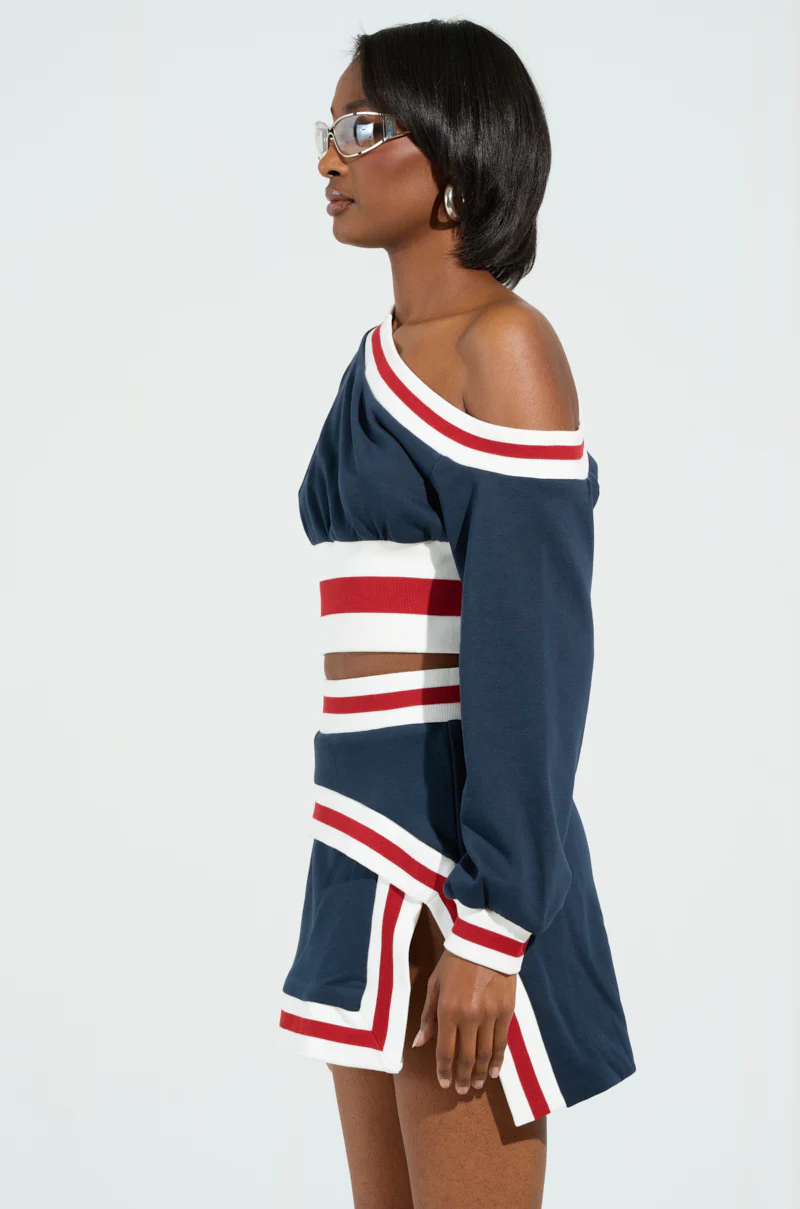 MAEVE OFF THE SHOULDER CROPPED SWETSHIRT IN NAVY - Image 3