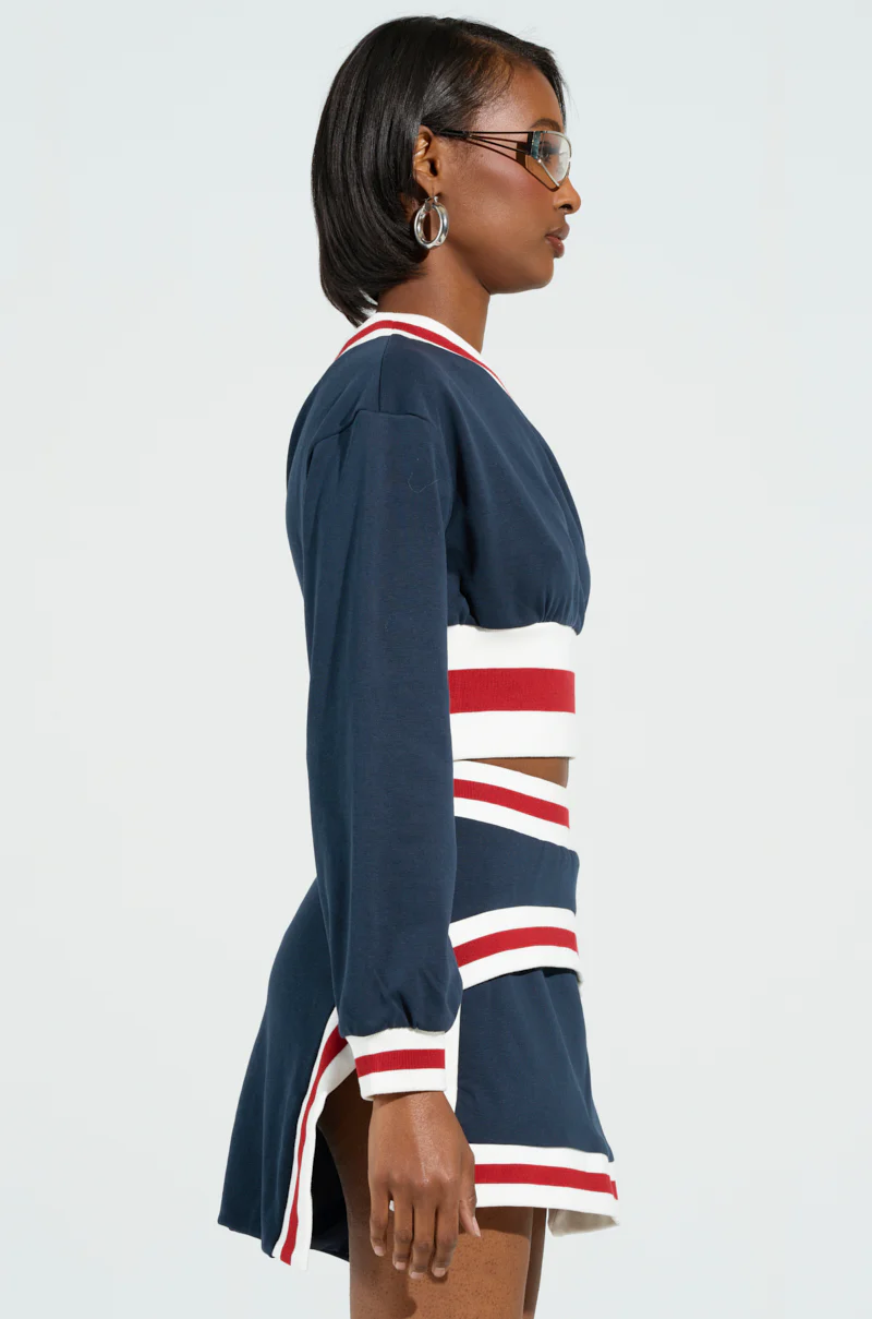 MAEVE OFF THE SHOULDER CROPPED SWETSHIRT IN NAVY - Image 4