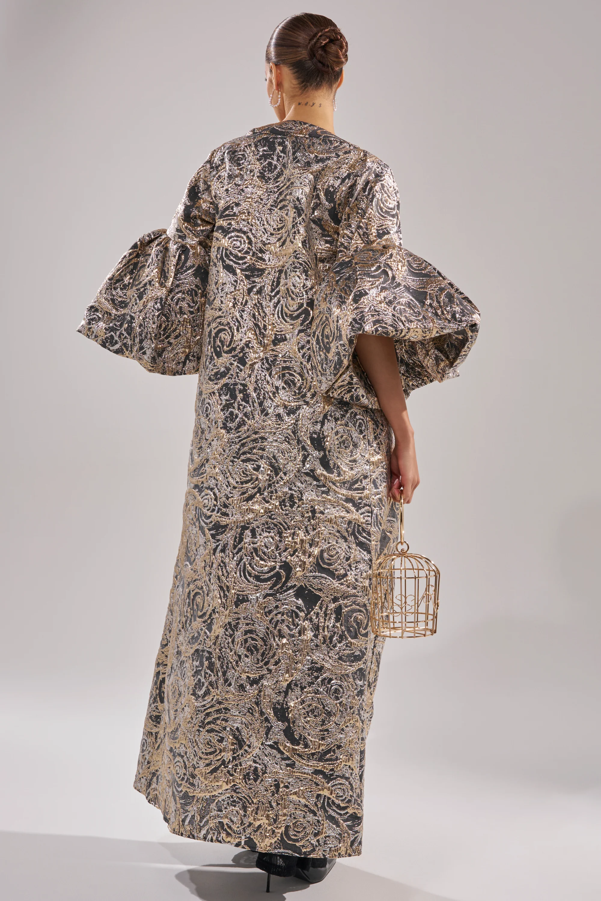 METALLIC PUFF SLEEVE BROCADE DUSTER IN SILVER - Image 4