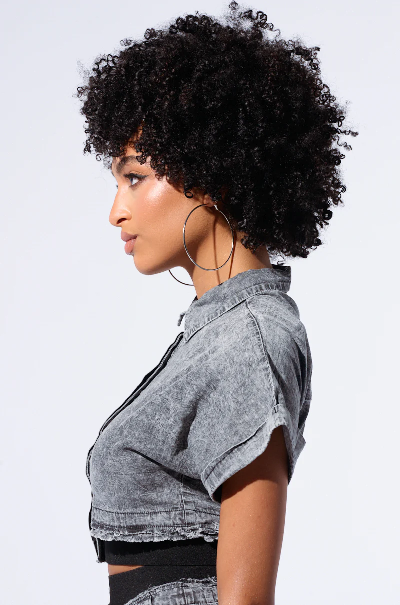 MIDDAY PARK DATE CROPPED BUTTON DOWN SHIRT IN GREY - Image 3