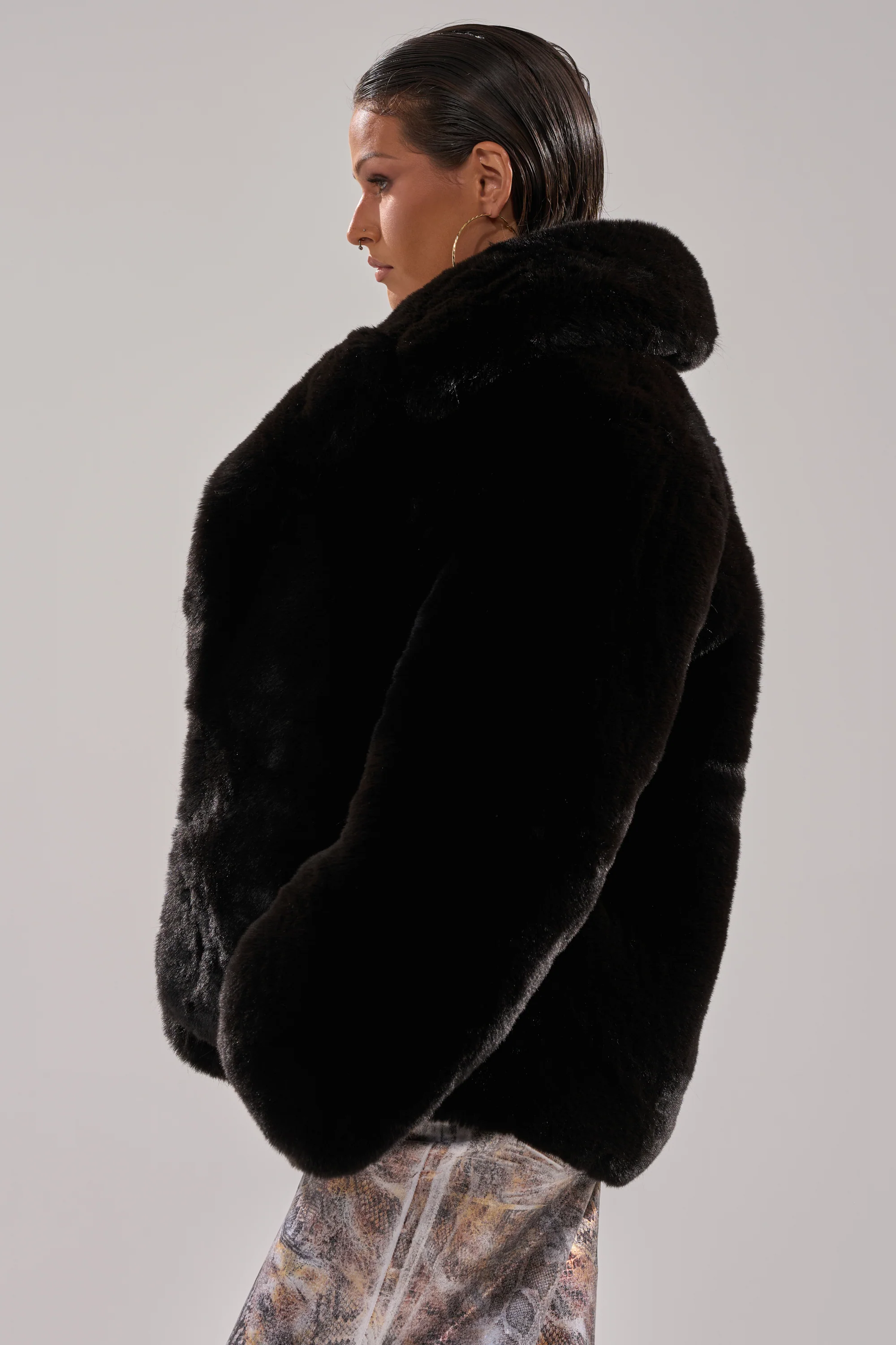 NO LOOKING BACK FAUX FUR IN BLACK - Image 4