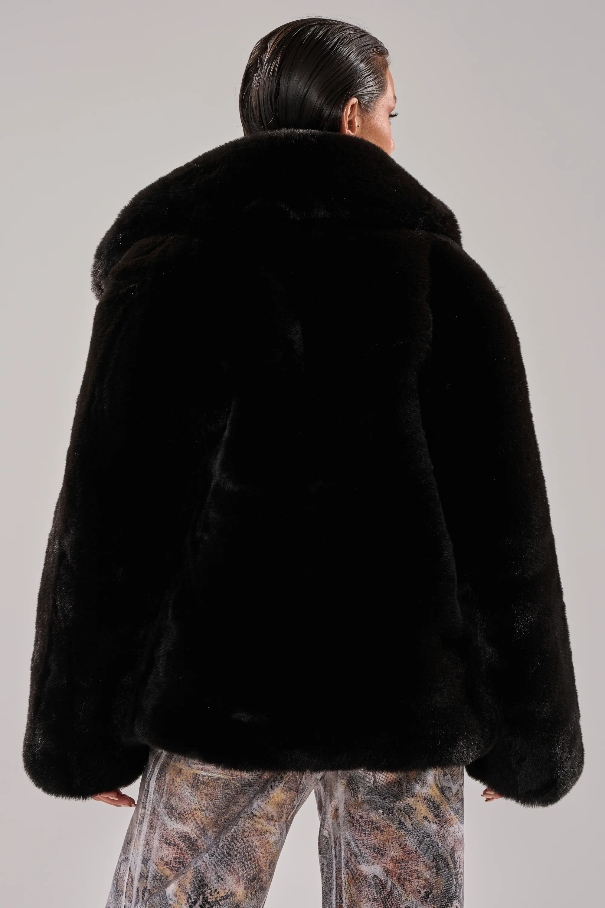 NO LOOKING BACK FAUX FUR IN BLACK - Image 5