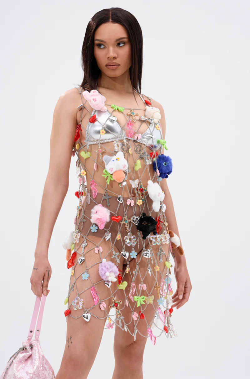 NOT SO TYPICAL CHAIN MINI DRESS WITH CHARMS - Image 5