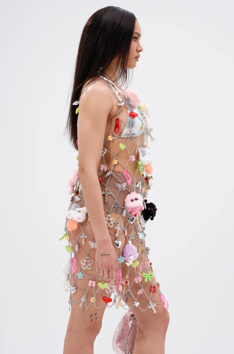 NOT SO TYPICAL CHAIN MINI DRESS WITH CHARMS - Image 7
