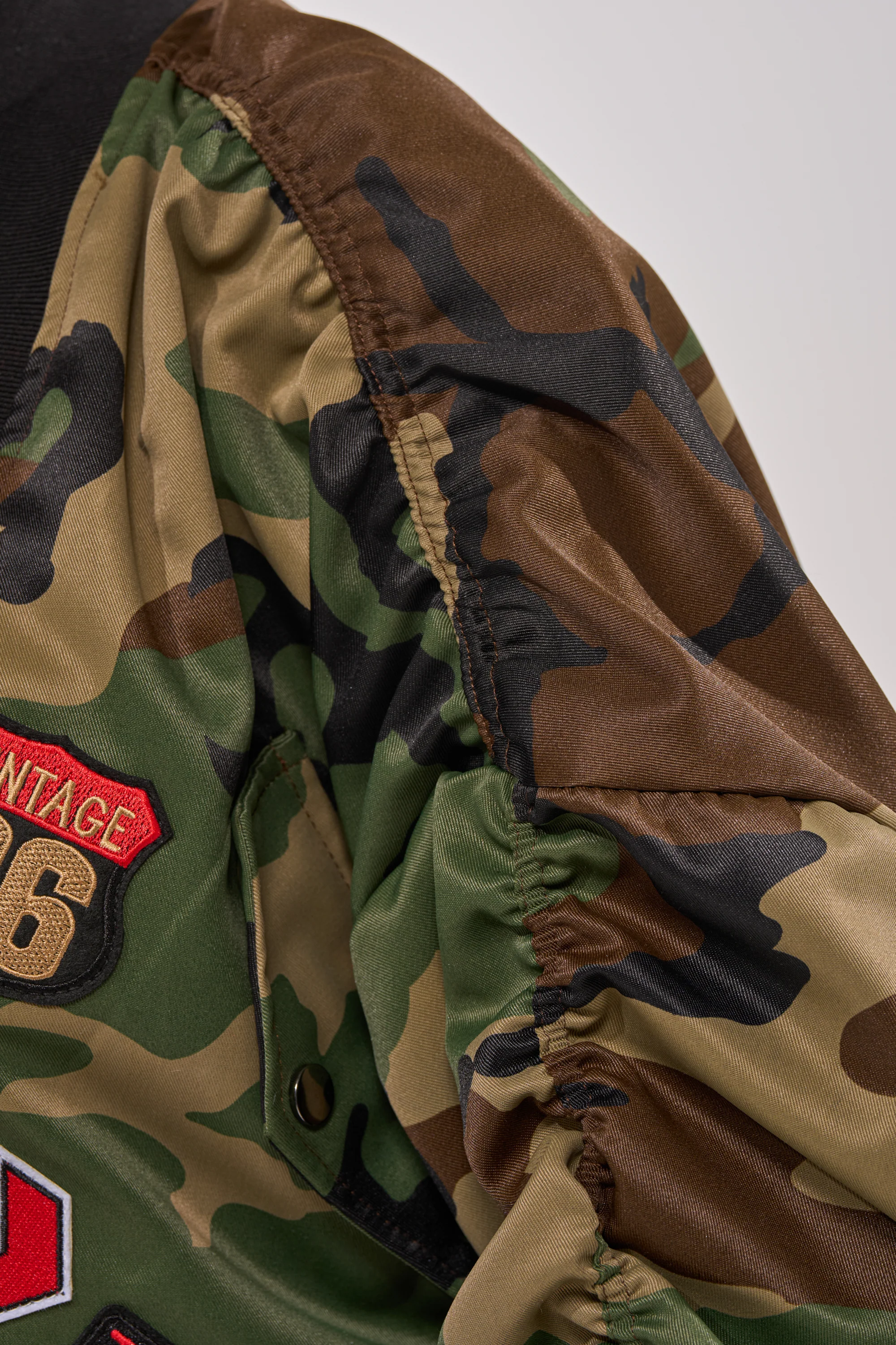 ON THE RUN CAMO BOMBER - Image 8