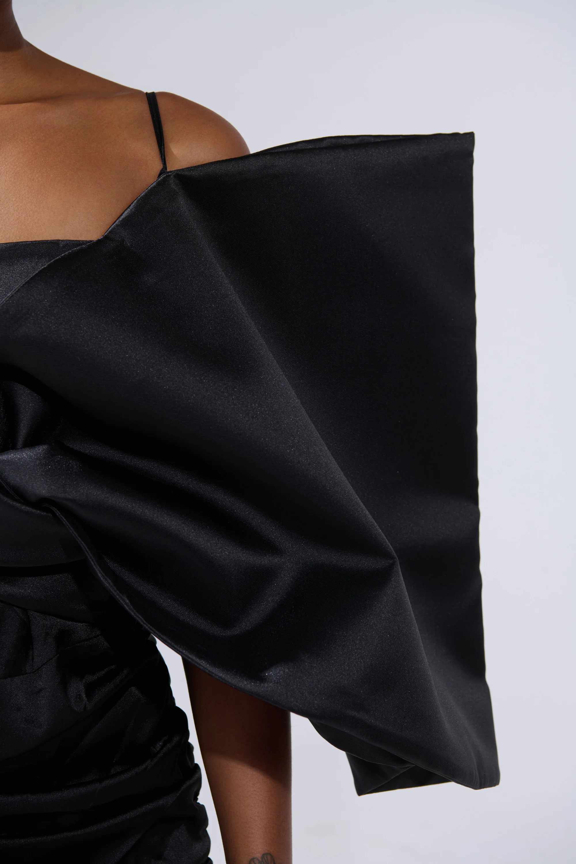 ONE OF ONE BOW MIDI DRESS IN BLACK - Image 8