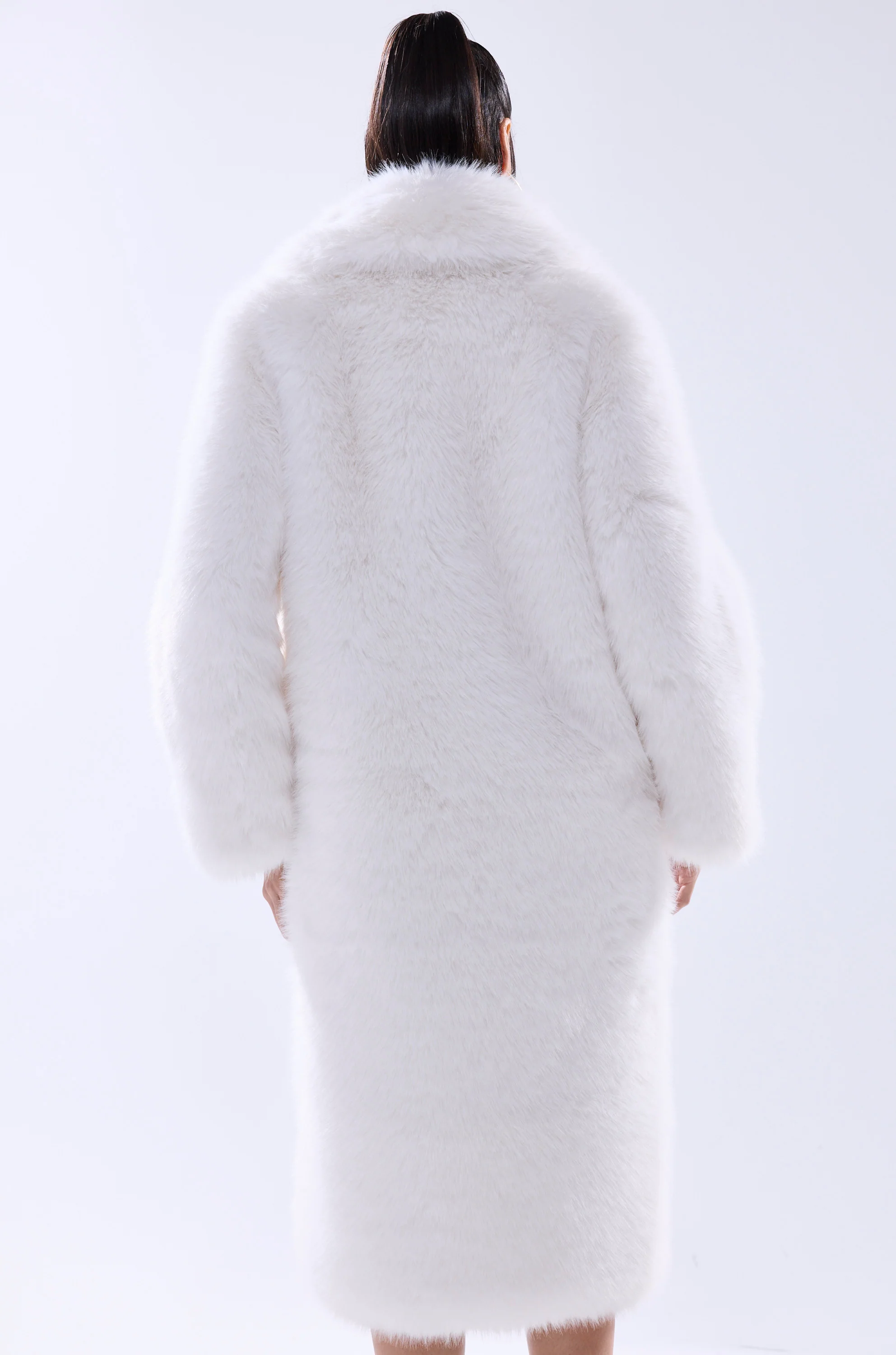 OSLO FAUX FUR COAT IN WHITE - Image 8