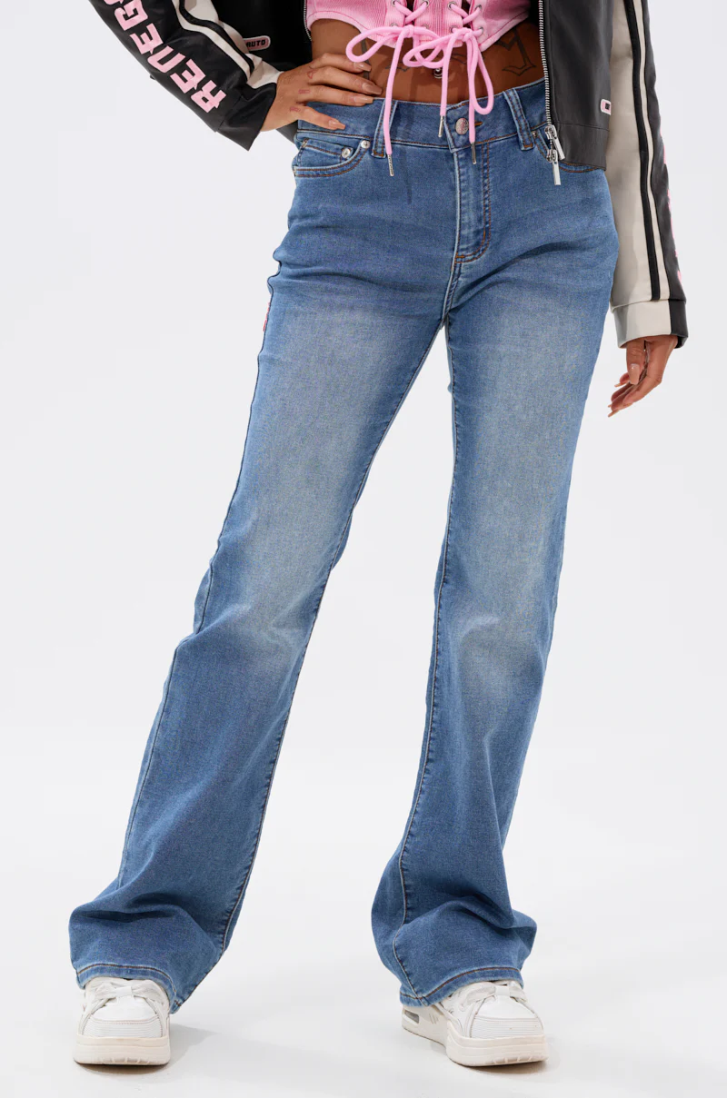PATCH ME IF YOU CAN POCKET DETAIL JEANS - Image 3