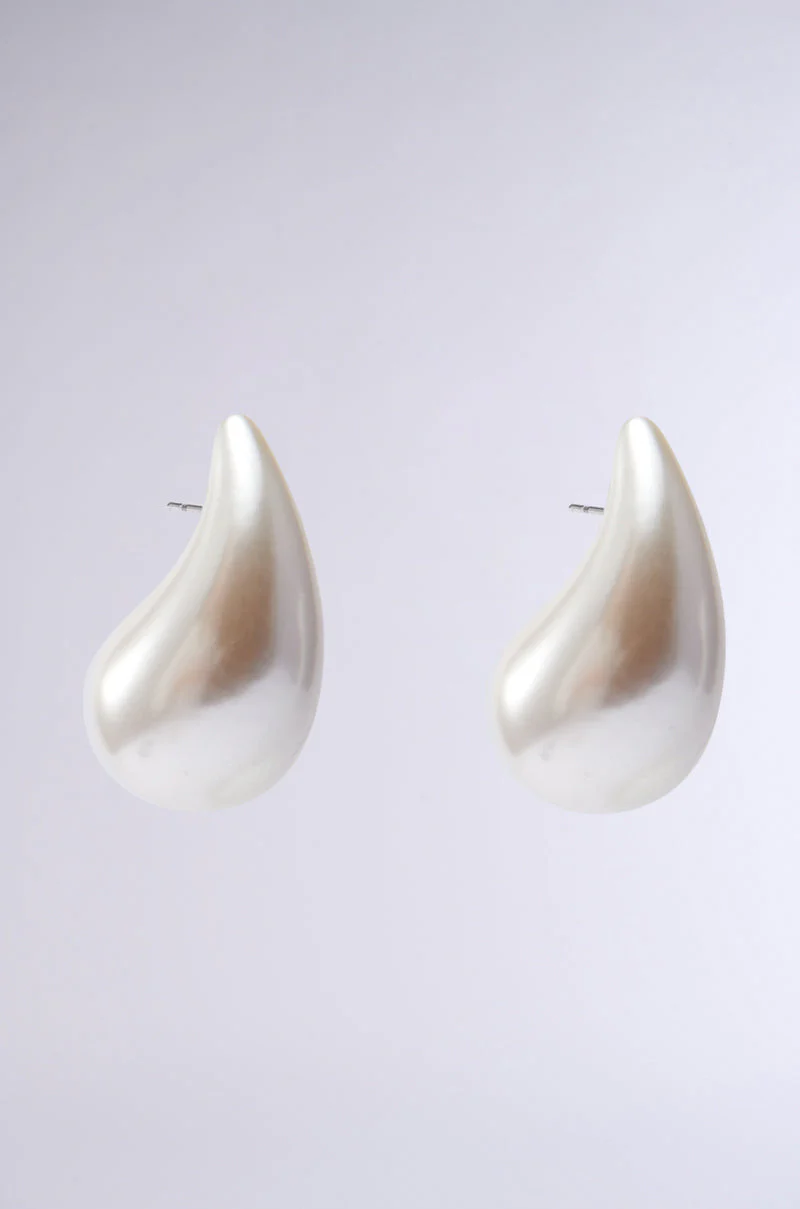 PEARLESCENT VIBES STATEMENT EARRING - Image 2