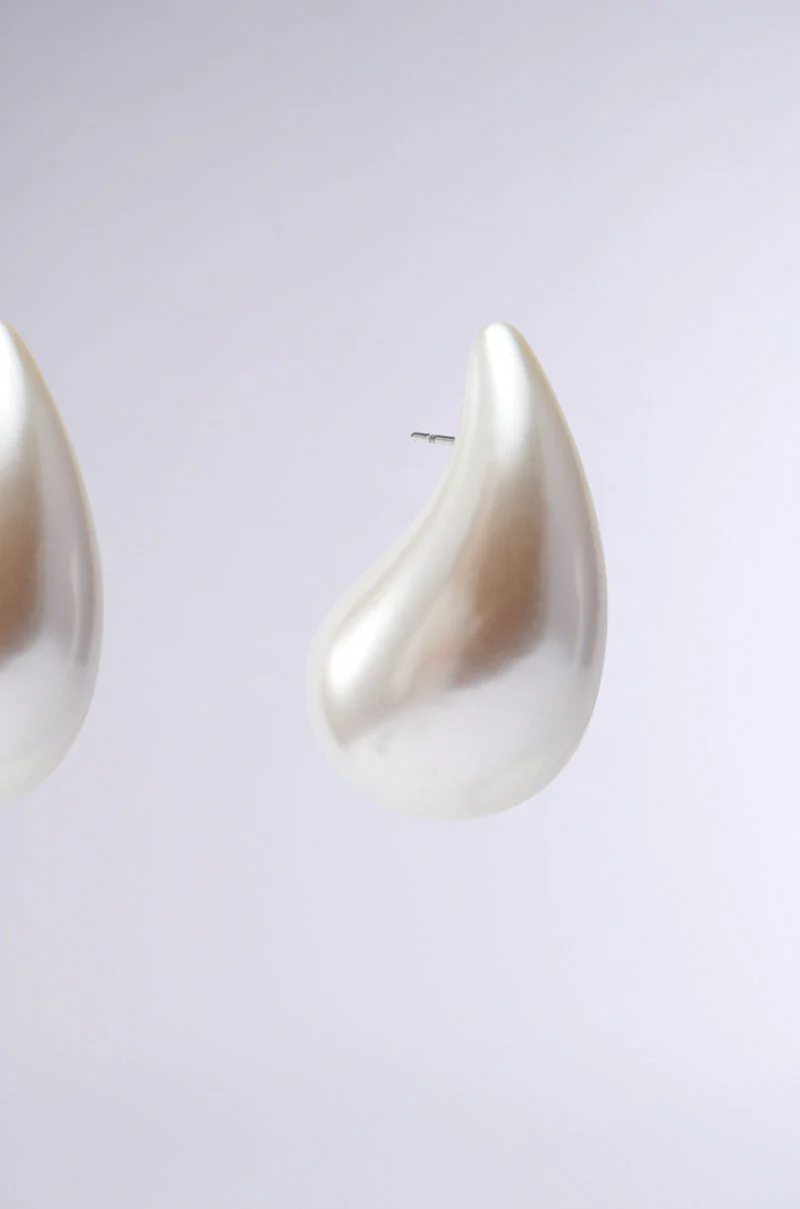 PEARLESCENT VIBES STATEMENT EARRING - Image 5