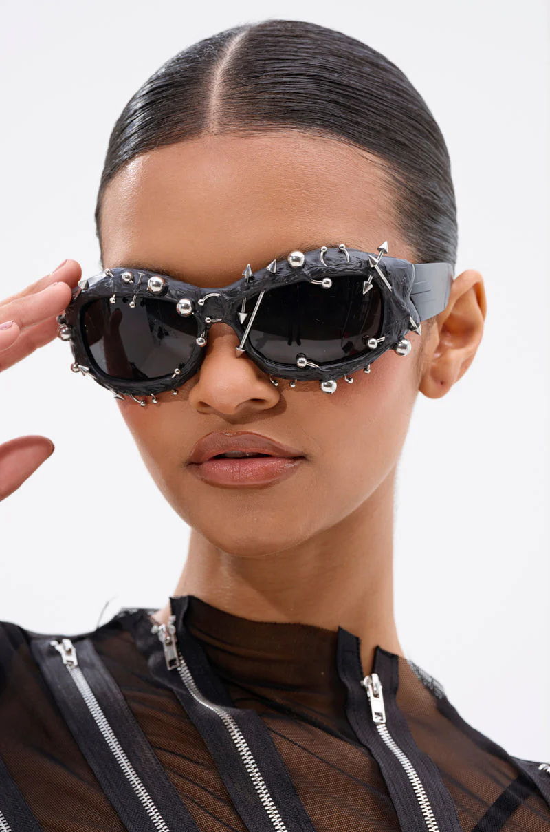 PIERCED VIBES SUNGLASSES - Image 2