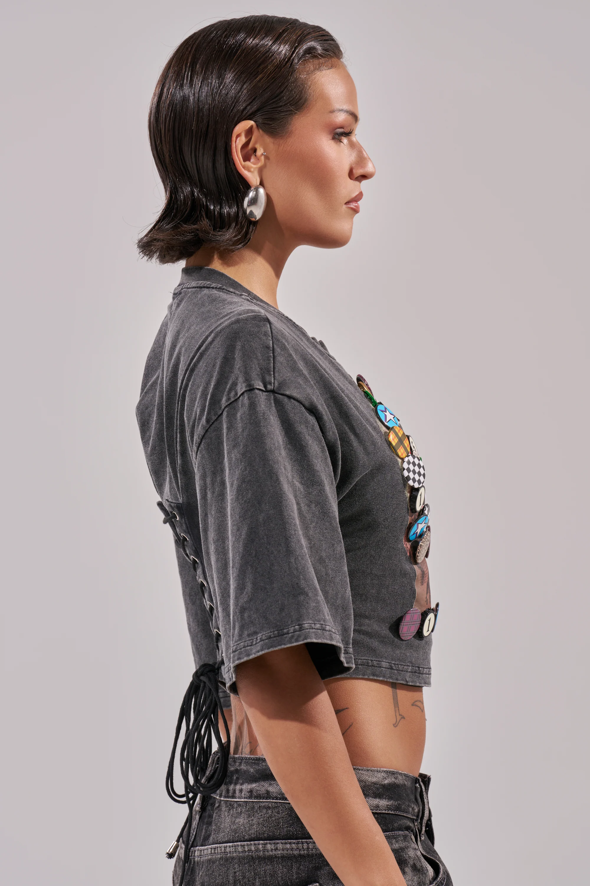 PINNED DOWN MINERAL WASHED TEE IN GREY - Image 3