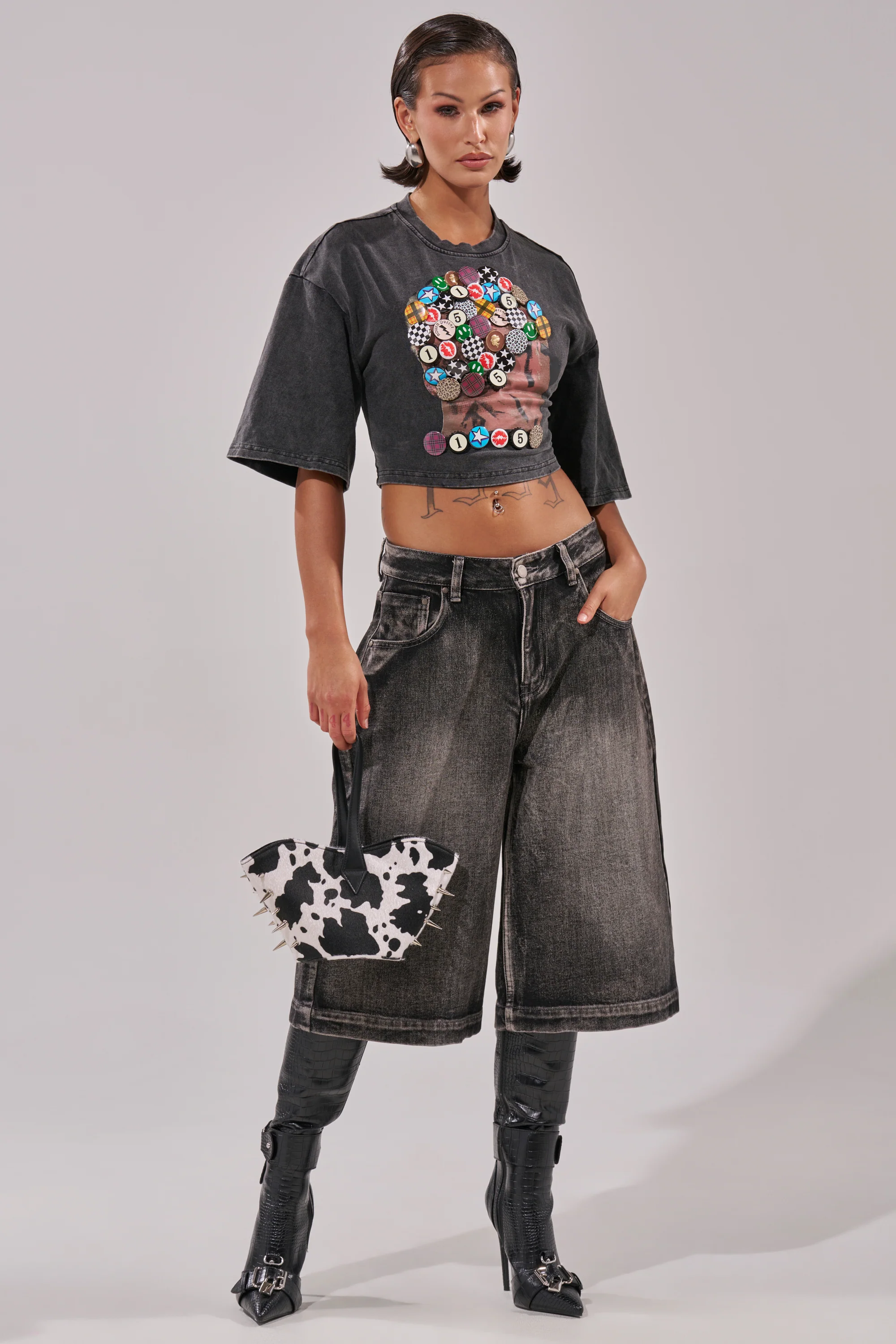 PINNED DOWN MINERAL WASHED TEE IN GREY - Image 5