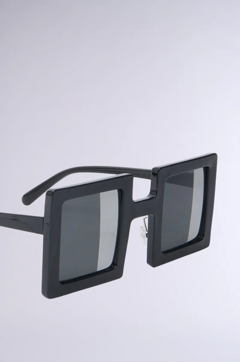 REALLY LIKE THAT SUNGLASSES - Image 9