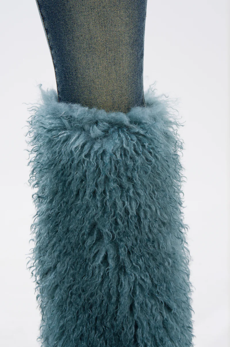 SIT PRETTY FUR TRIM JEANS IN BLUE DENIM - Image 10