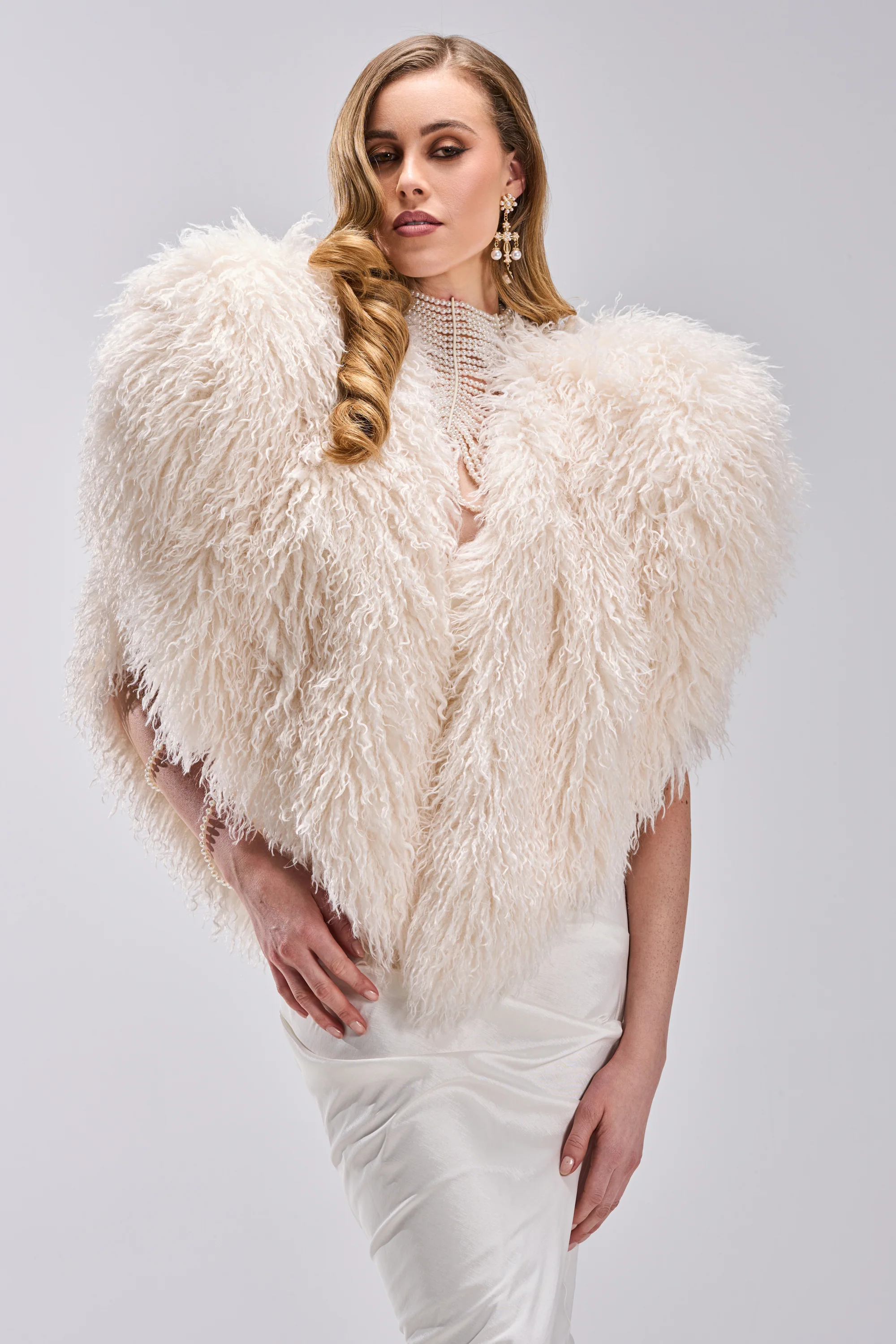 STAR CROSSED LOVER FAUX FUR VEST IN IVORY - Image 2